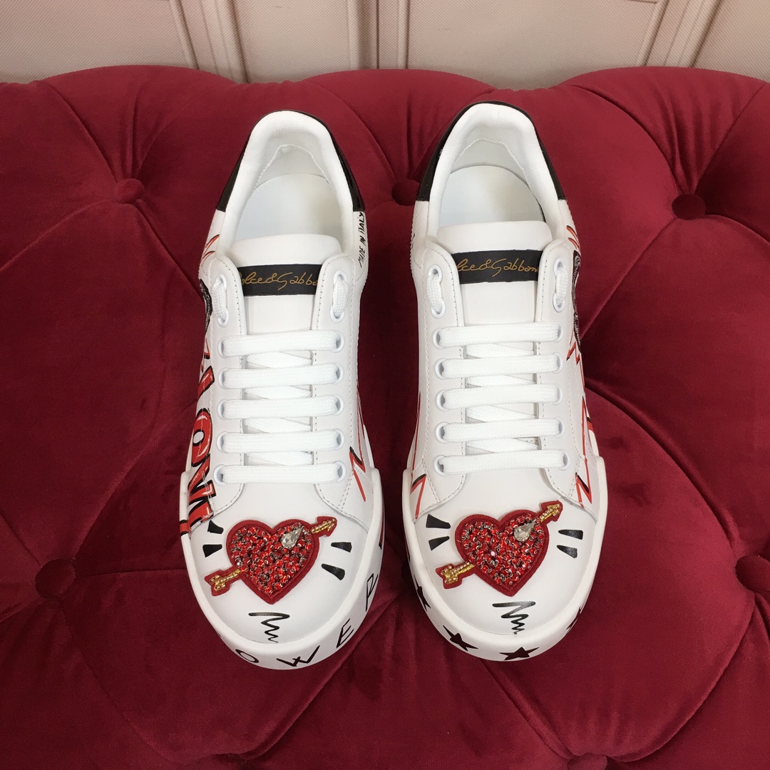  P240杜嘉班纳 高端版本 高质量 品牌大底DOLCE & GABBANA 2019新款 顶级版本 高端质量 磁铁盒包装 品牌大底 独家精工定制上市 金色立体品牌字母工艺点缀绝美奢华闪耀 精湛的做工 众多人至爱采用高端进口丝绸牛皮 白色丝绸羊里 完美诠释鞋履最新灵感 经典与时尚融为一体奢华迷梦驾凌时尚高端品质 码数 女34-41（34 41订做不退换）可订做男款38-45 （男款不退换）标准码数