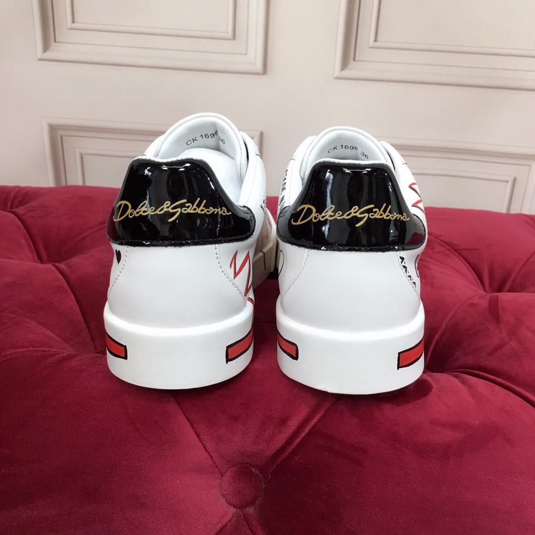 P240杜嘉班纳 高端版本 高质量 品牌大底DOLCE & GABBANA 2019新款 顶级版本 高端质量 磁铁盒包装 品牌大底 独家精工定制上市 金色立体品牌字母工艺点缀绝美奢华闪耀 精湛的做工 众多人至爱采用高端进口丝绸牛皮 白色丝绸羊里 完美诠释鞋履最新灵感 经典与时尚融为一体奢华迷梦驾凌时尚高端品质 码数 女34-41（34 41订做不退换）可订做男款38-45 （男款不退换）标准码数