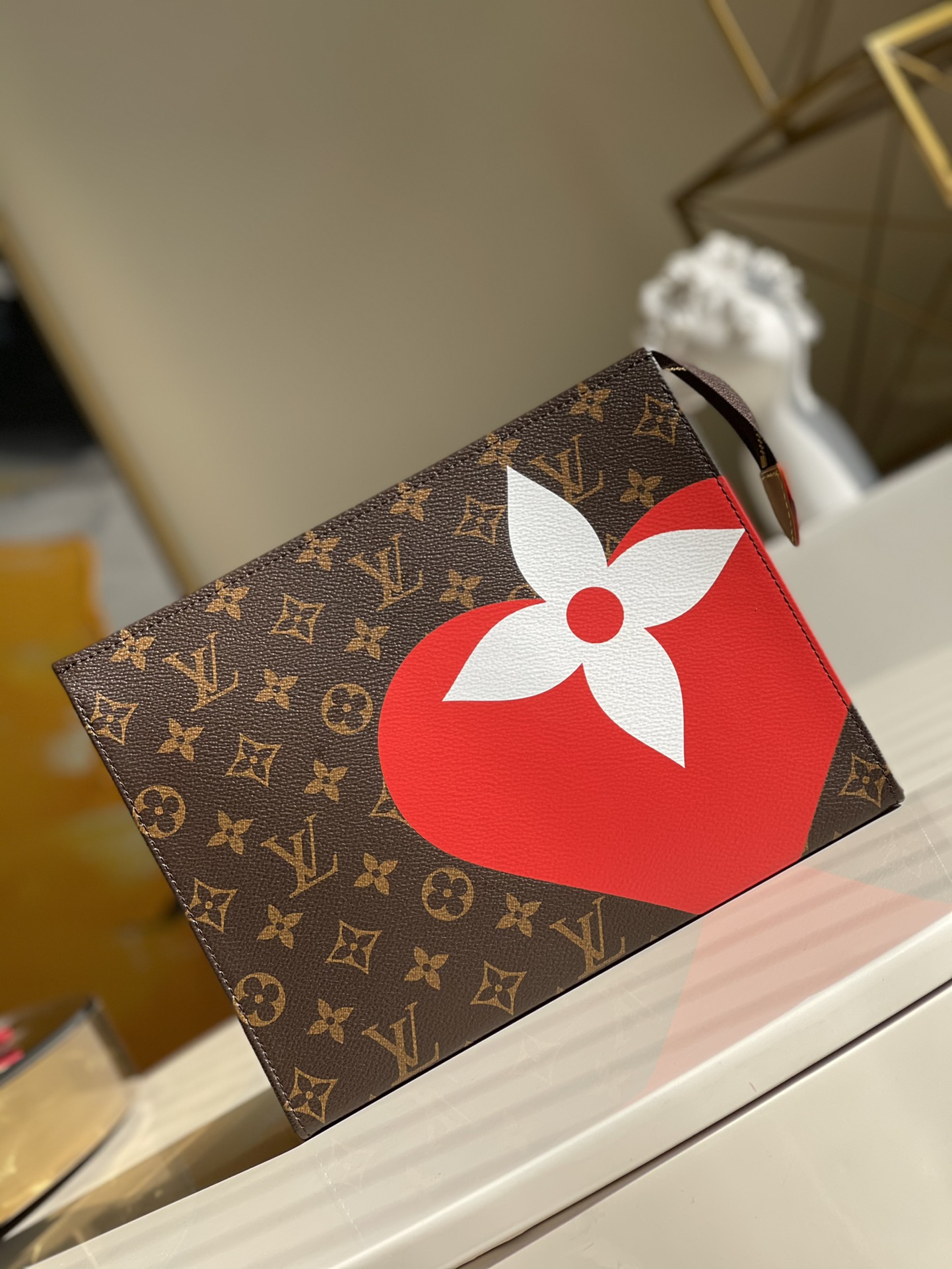 NO:396574,【Exclusive real photo M80282】 This washbass is made of Nicolas Ghesquière, a brand new Game On Monogram canvas designed for the early spring series, showing a striking print from the card style. As the largest size of the brand washbass series, its side lining makes it easy to pick up and store items. Size 25 x 20 x 5.5cm Z., LV [original leather], louis vuitton19860909【独家实拍M80282】本款盥洗袋取材 Nicolas Ghesquière 为 早春系列设计的全新 Game On Monogram 帆布,展现源自纸牌花色的醒目印花.作为品牌盥洗袋系列尺寸之最,其侧边衬料巧筑便于取放物品的充裕空间.尺寸25 x 20 x 5.5cm Z.,LV【原厂皮】,louis vuitton,Bag