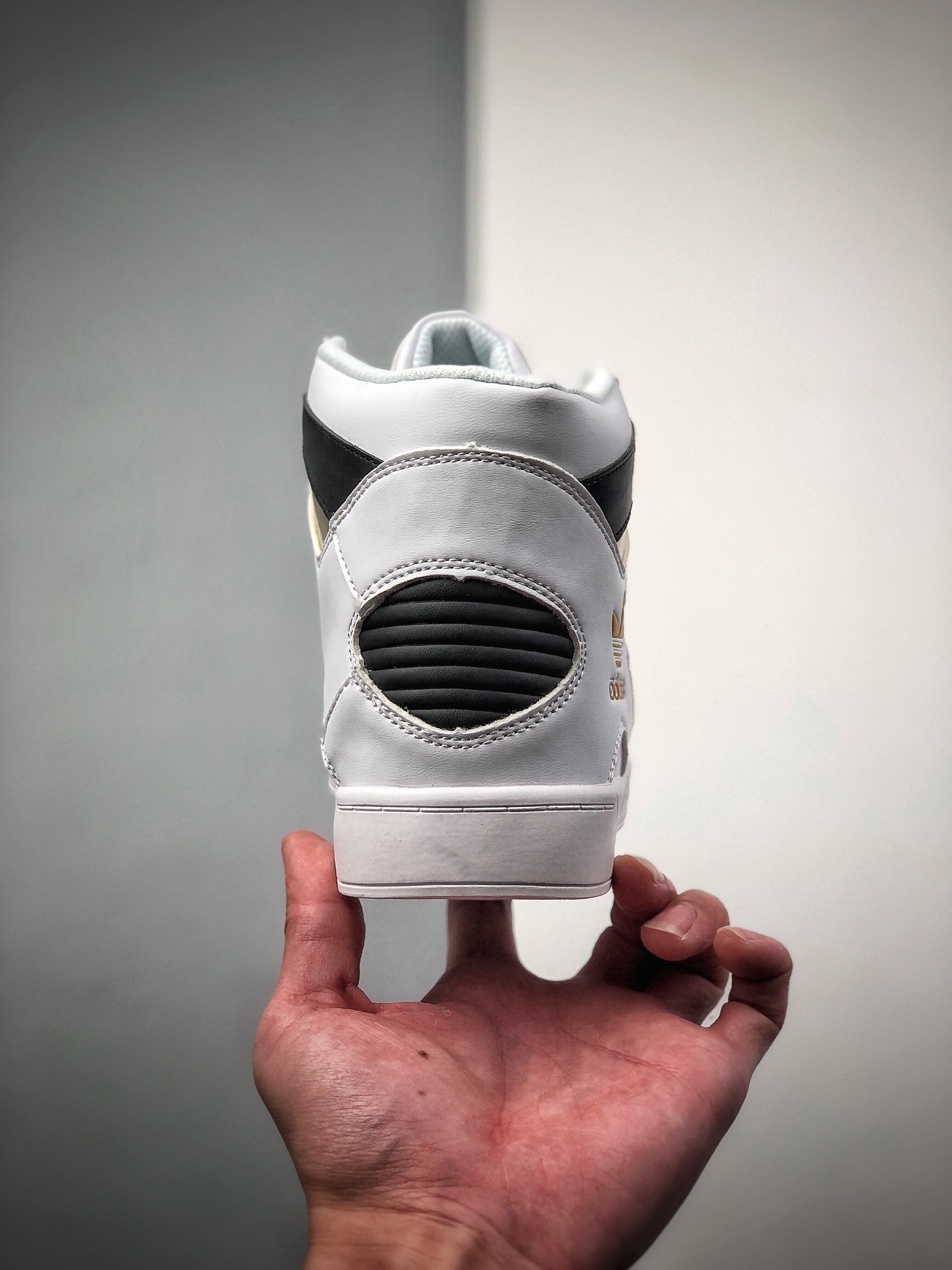 200  阿迪达斯 Adidas Hard Court Hi 三叶草高帮系带耐磨舒适运动休闲板鞋FV5329