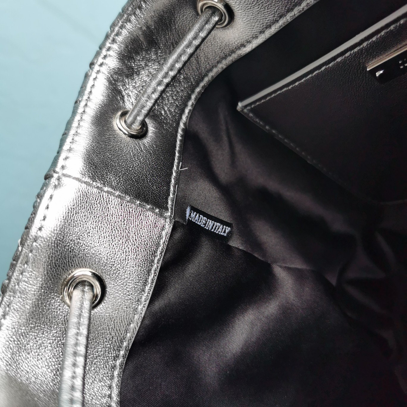 MIUMIU缪缪顶级进口Matelasse小羊皮经典压纹小花水桶包5BE050