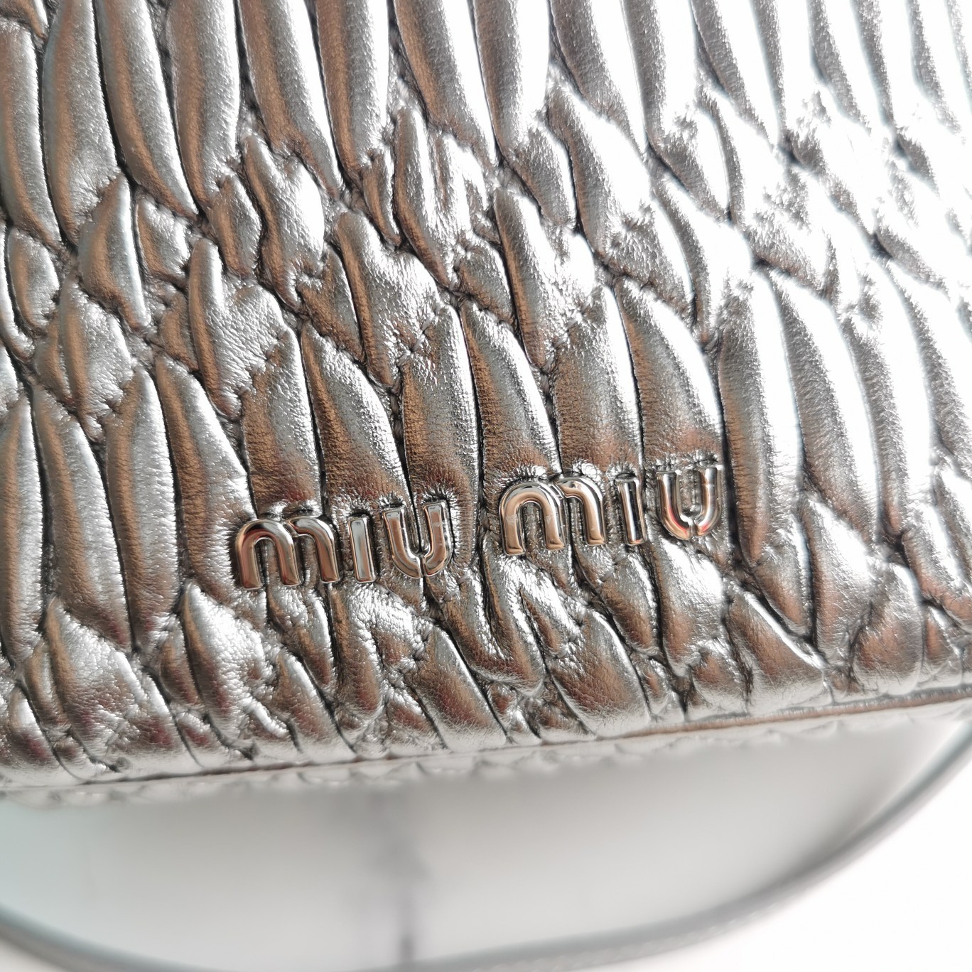 MIUMIU缪缪顶级进口Matelasse小羊皮经典压纹小花水桶包5BE050