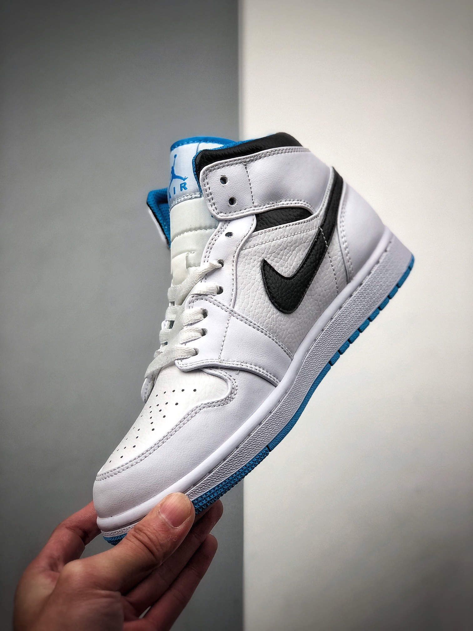 240  乔丹/Air Jordan 1 Mid “Laser Blue” 激光蓝 AJ1 乔1 中帮百搭休闲运动板鞋 554724-141