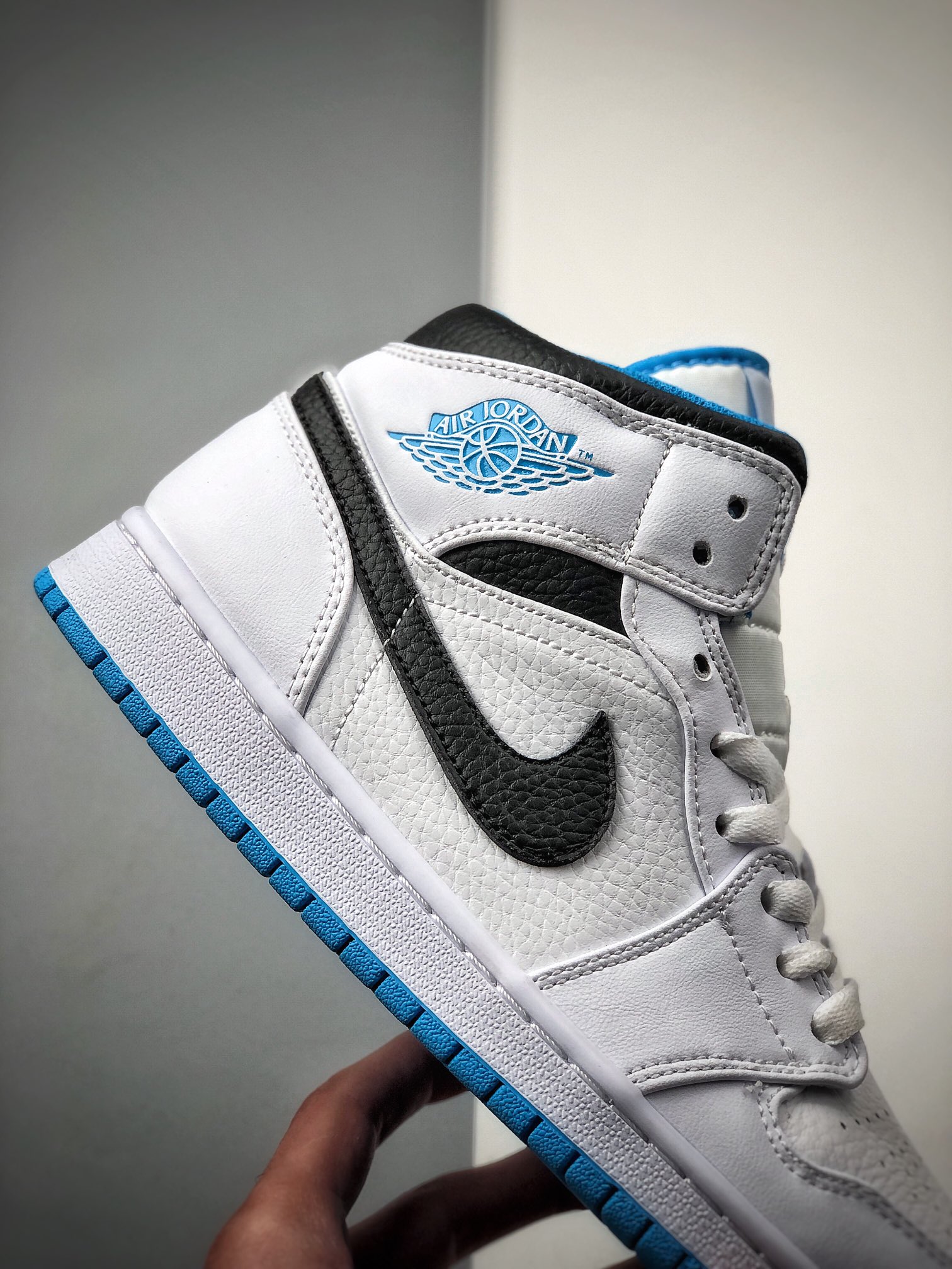 240  乔丹/Air Jordan 1 Mid “Laser Blue” 激光蓝 AJ1 乔1 中帮百搭休闲运动板鞋 554724-141