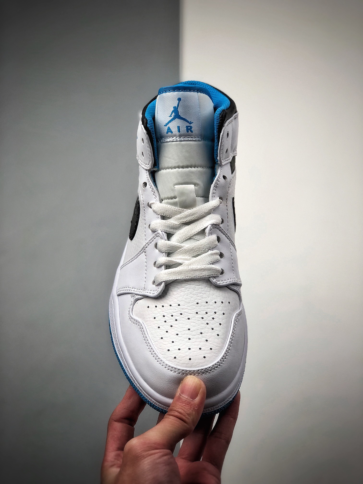 240  乔丹/Air Jordan 1 Mid “Laser Blue” 激光蓝 AJ1 乔1 中帮百搭休闲运动板鞋 554724-141