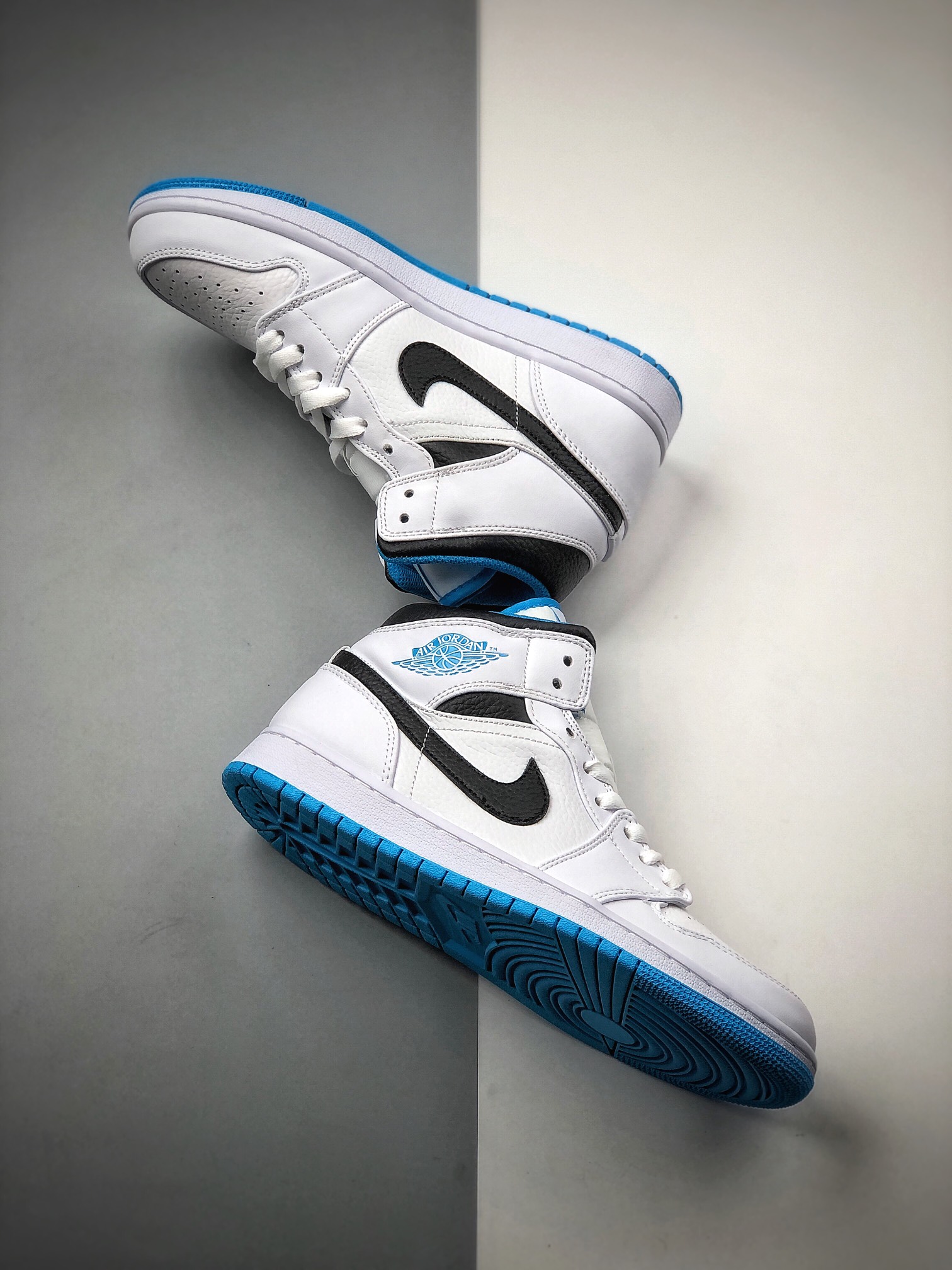 240  乔丹/Air Jordan 1 Mid “Laser Blue” 激光蓝 AJ1 乔1 中帮百搭休闲运动板鞋 554724-141