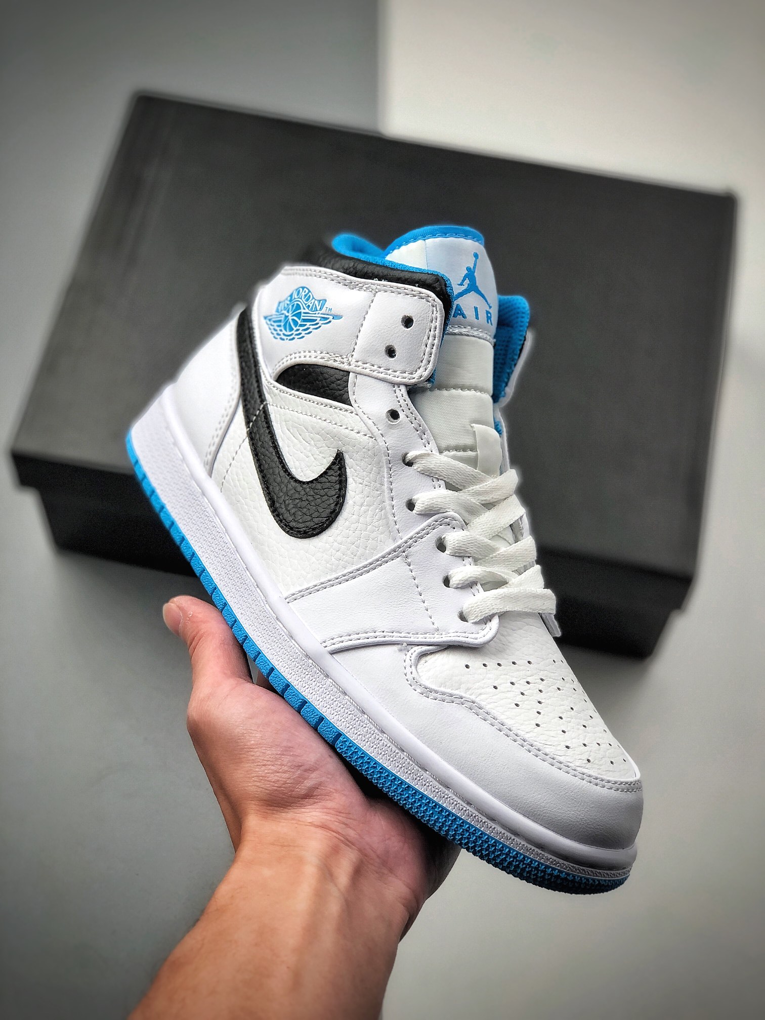240  乔丹/Air Jordan 1 Mid “Laser Blue” 激光蓝 AJ1 乔1 中帮百搭休闲运动板鞋 554724-141