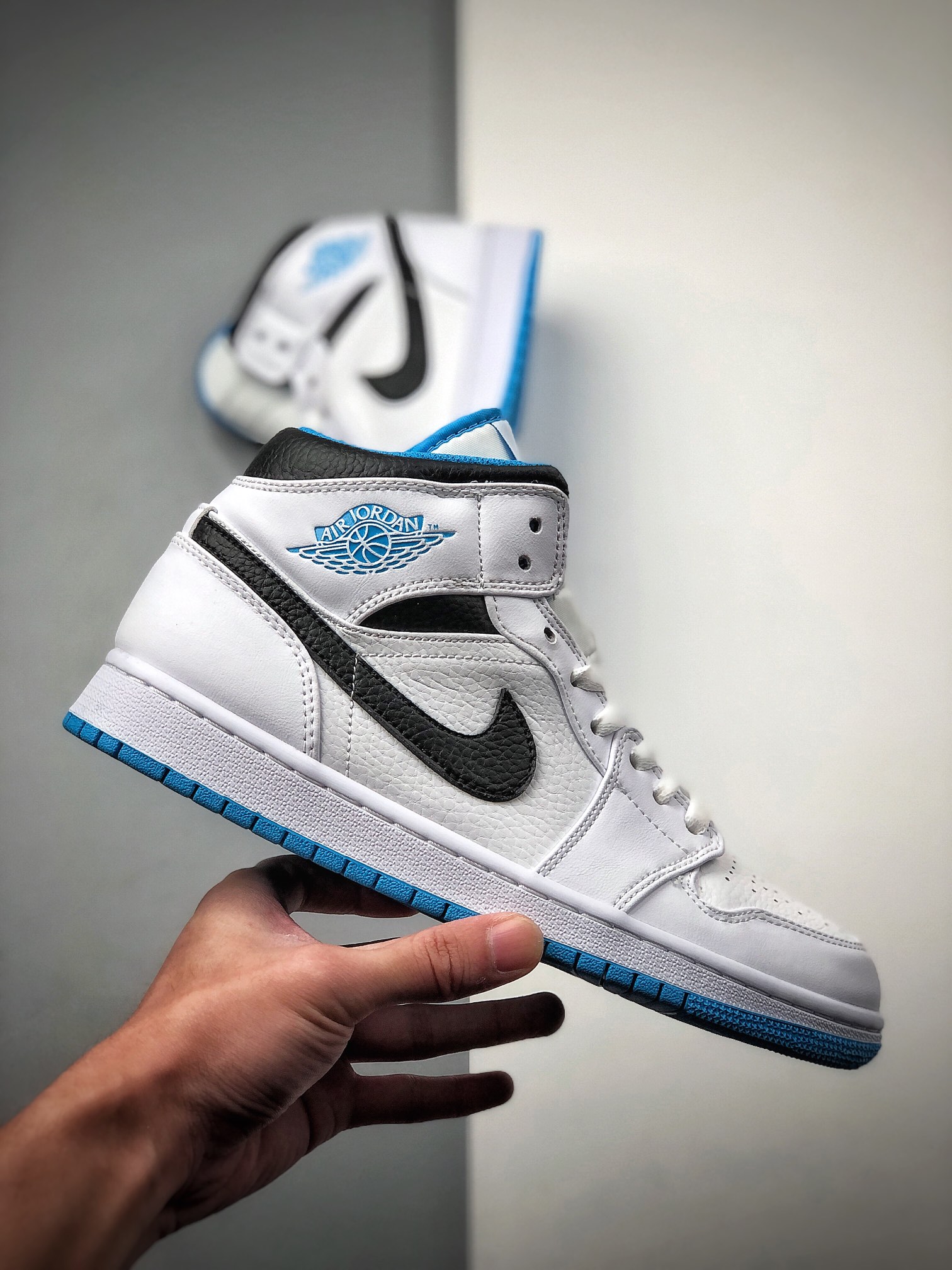 240  乔丹/Air Jordan 1 Mid “Laser Blue” 激光蓝 AJ1 乔1 中帮百搭休闲运动板鞋 554724-141