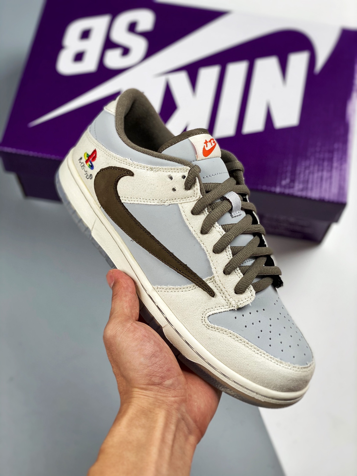 TS x PlayStation x NK SB Dunk PS5 三方联名 发售正确帆布版✔️ Travis Scott 本人曝光实物 拼接撞色 鞋身刺绣 鞋舌织唛 细节满满 配色以经典黑白灰色调呈现 鞋跟处PlayStation刺绣图…