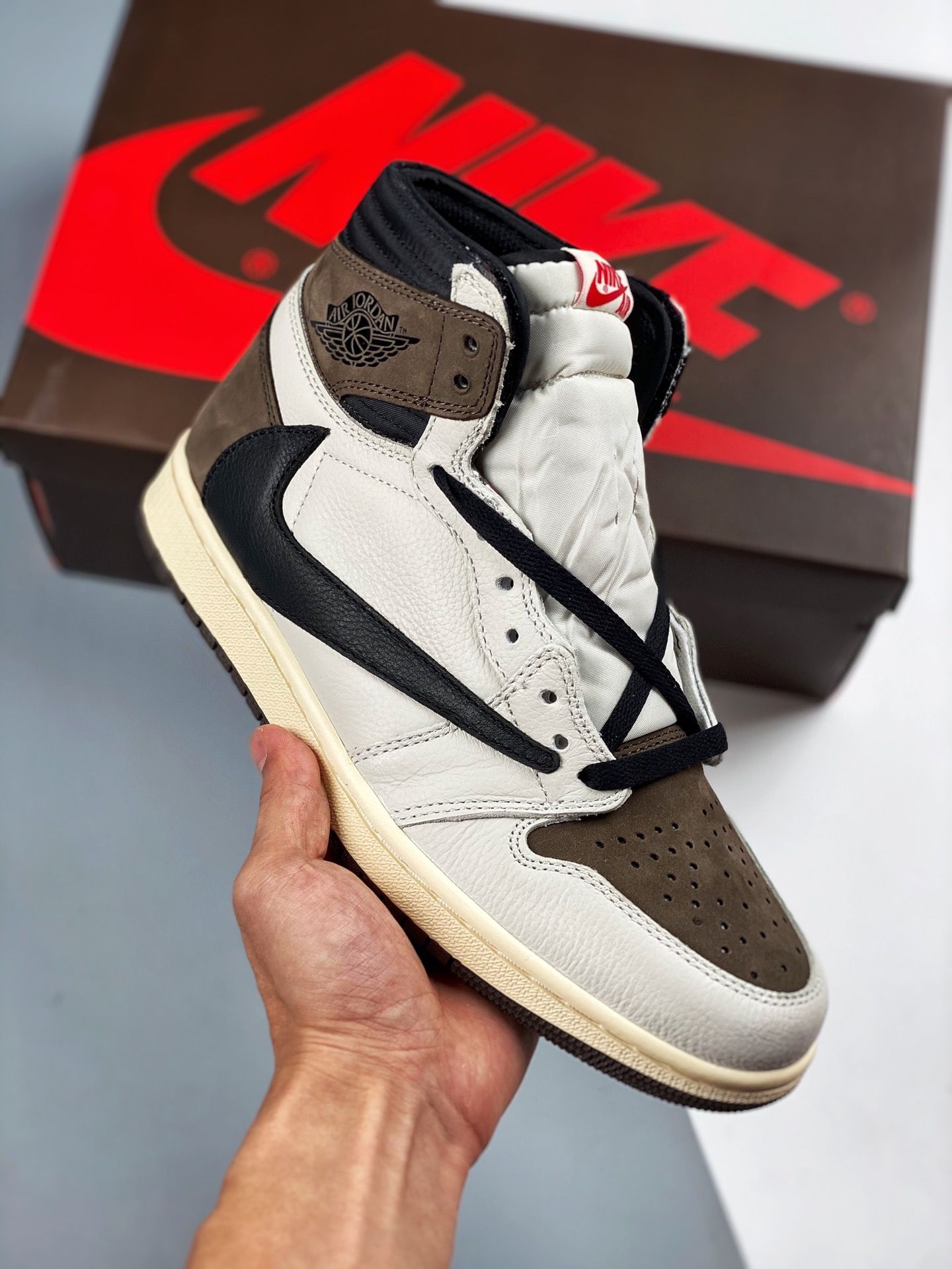 Travis Scott X Air Jordan 1 Swoosh invertido, desarrollo con horma y plantilla originales, apariencia de auténtico a pr…