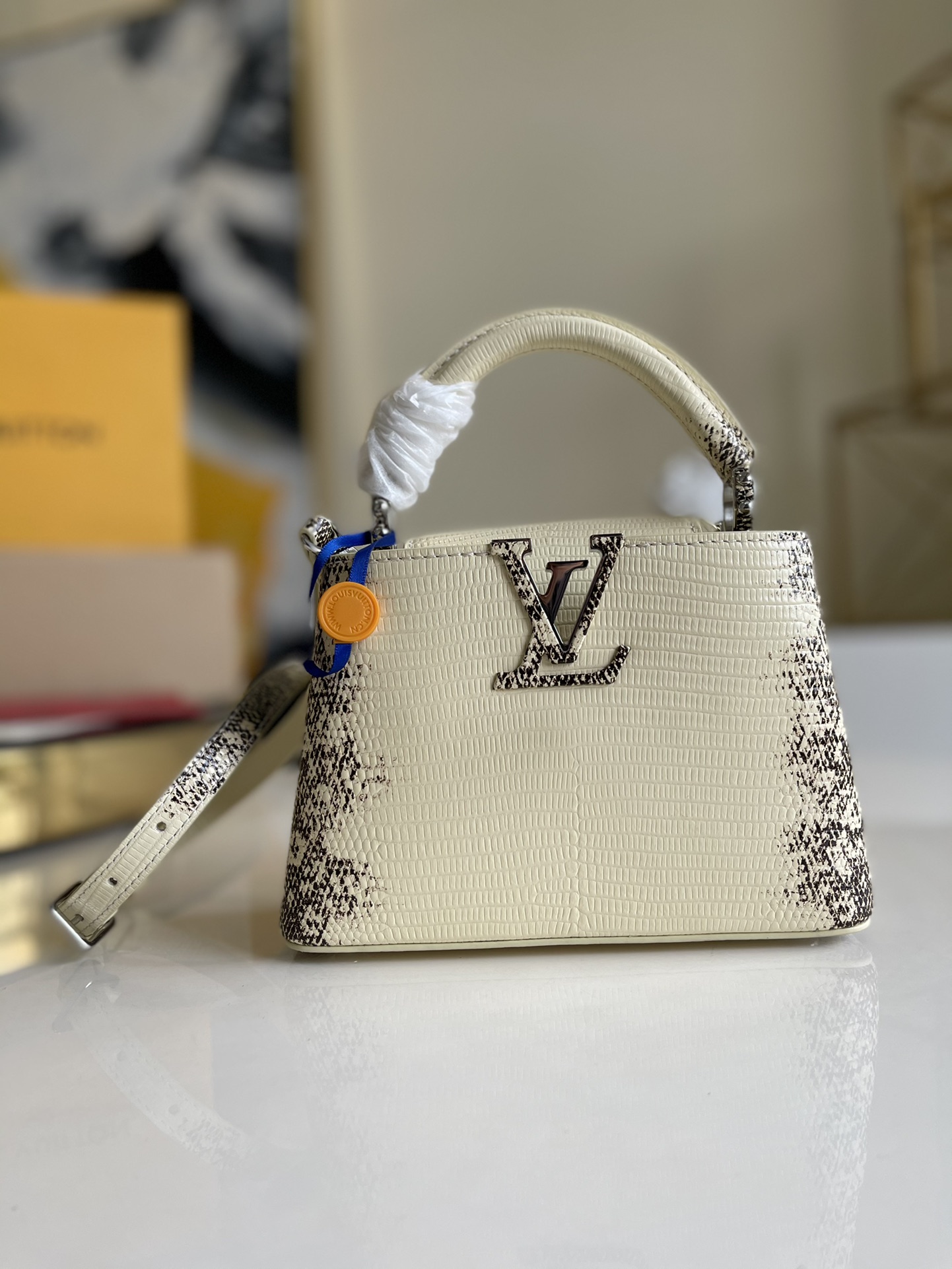 NO:396572,【Exclusive real photo N98093/M48865mini】New lizard pattern Capucines Mini handbag exquisitely combines graceful lizard skin outer layer, delicate sheepskin lining and shiny metal parts iconic flip to achieve two styles: Inside reading LV logo external bloom Monogram flowers light up the spotlight for evening occasions Size: 21*14*8cm N1050,LV [original leather],louis vuitton,sheepskin19860909【独家实拍N98093/M48865mini】新品蜥蜴纹Capucines Mini手袋精巧融合雍容蜥蜴皮外层、细腻绵羊皮内衬和莹泽金属件标志性翻盖成就两式风尚:内收读取lv标识外置绽放Monogram花卉为晚间场合点亮瞩目一隅Size:21*14*8cm N1050,LV【原厂皮】,louis vuitton,sheepskin,Bag