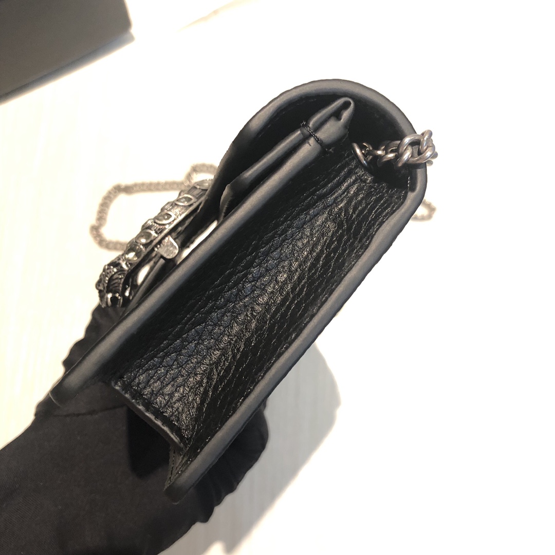 super mini的Q版酒神包♥️小，是她最大的亮点！！这款mini能放下iphone7 然后还有点空