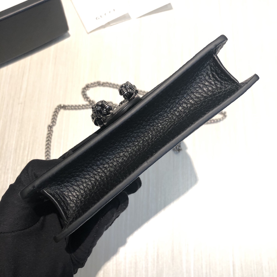 super mini的Q版酒神包♥️小，是她最大的亮点！！这款mini能放下iphone7 然后还有点空