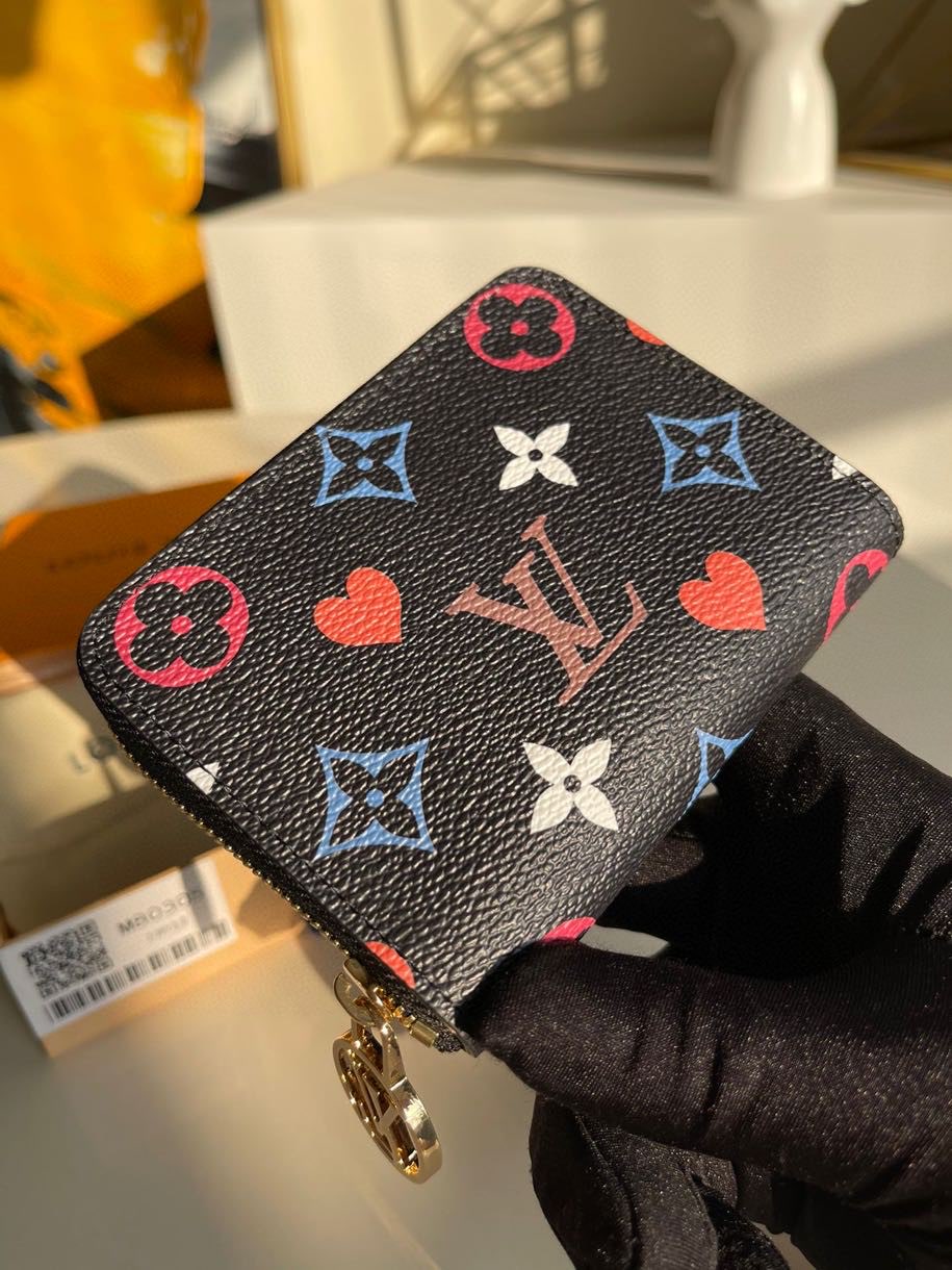 NO:396583,【Exclusive real shot M80305】Special edition Zippy coin wallet is from the early spring leather goods, ready-to-wear, shoes and accessories series, using Louis Vuitton Women's Art Director Nicolas Ghesquière, innovatively created by Monogram Canvas, showing the inspiration for card games. The wrap-around design can store banknotes, coins and cards. Size 11×8.5×2cm U., LV [original leather], louis vuitton, louis vuitton, wallets19860909【独家实拍M80305】特别版 Zippy 零钱包出自 早春皮具、成衣、鞋履和配饰系列,采用路易威登女装艺术总监 Nicolas Ghesquière 由 Monogram 帆布创新打造的 Game On 帆布,展现纸牌游戏灵感.环绕式设计可收纳纸钞、硬币和卡片.尺寸11×8.5×2cm U.,LV【原厂皮】,louis vuitton,louis vuitton,wallets,Bag