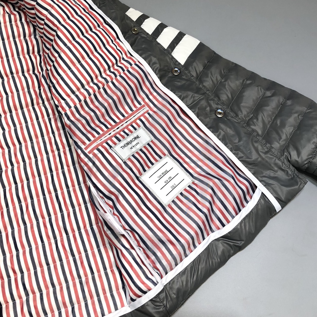 博柏利 巴宝莉tb四条杠细条纹四袋羽绒服 以精良裁剪功底闻名于世的tb家 带来了这样一款精心裁剪的羽绒服 以简约四条杠的细条