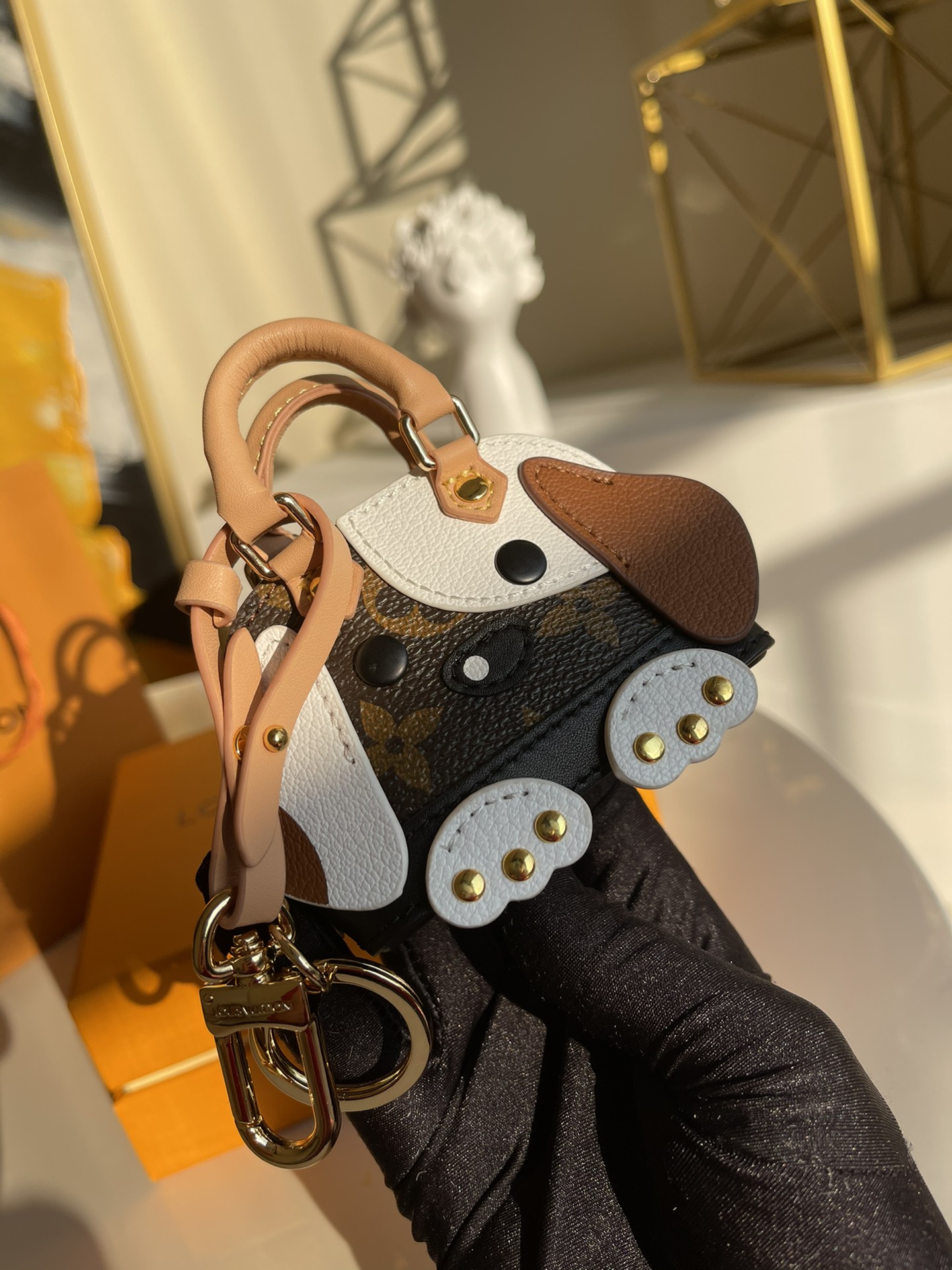 NO:396581,New product hit, exclusive original order, full set of delivery pictures, new model, Louis Vuitton LOUIS VUITTON, new model, mini puppy shell bag, bag hanging, keychain, top imported PU material, hardware is imported steel, original logo, indeed exquisite, the feel is really great A., LV [original leather], louis vuitton, louis vuitton, louis vuitton, keychain19860909新品爆款 独家原单 配送图片全套专柜包装 新款 路易威登LOUIS VUITTON 新款 mini小狗贝壳包 包挂 钥匙扣 顶级进口PU材质 五金为进口钢 原版logo 确实精致 手感真的很赞 A.,LV【原厂皮】,louis vuitton,louis vuitton,louis vuitton,keychain,Bag