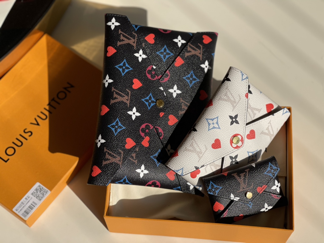 NO:396579,【Exclusive real photo of M67600 love black color】POCHETTE KIRIGAMI handbag M67600 three-color Catogram series special Pochette Kirigami three-in-one handbag is the joint creation result of Louis Vuitton women's art director Nicolas Ghesquière and legendary fashion editor Grace Coddington. Size 23x16.5x0.3 (can be placed on iPad) 15.5x11.5x0.3 (can be placed on passport) 10x7x0.3 (can be placed on card bag) A., LV [original leather], louis vuitton, louis vuitton19860909【独家实拍M67600爱心黑彩】POCHETTE KIRIGAMI 手袋M67600三彩Catogram系列的特别款Pochette Kirigami三合一手袋是路易威登女装艺术总监Nicolas Ghesquière与传奇时尚编辑Grace Coddington的联名创作成果.尺寸 23x16.5x0.3（可放ipad） 15.5x11.5x0.3（可存放护照） 10x7x0.3（可放卡包）A.,LV【原厂皮】,louis vuitton,louis vuitton,Bag