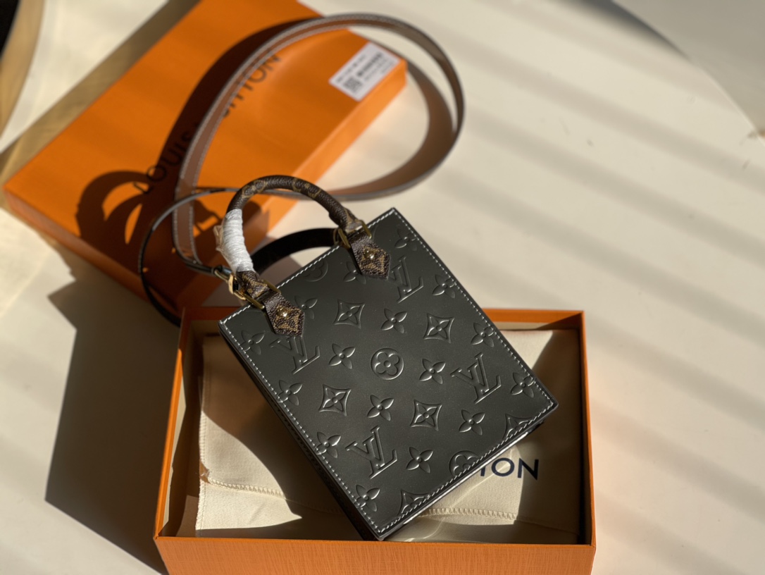 NO:396577,[Exclusive real-life M90564 silver patent leather] with PETIT SAC PLAT handbag as shown in the picture. It is a Monogram Vernis metal texture painted leather imprinted Monogram pattern, shaping the pocket version of the brand's iconic Sac Plat handbag. Its Monogram canvas handle and removable shoulder strap add a retro touch. The lightweight configuration hides plenty of space, allowing you to easily store your phone and other daily needs. 14 x 17 x 5 cm z.,LV [original leather],louis vuitton19860909【独家实拍M90564银色漆皮】配如图包装 PETIT SAC PLAT 手袋 为 Monogram Vernis 金属质感漆光皮革压印 Monogram 图案,塑造品牌标志性 Sac Plat 手袋的袖珍版本,其 Monogram 帆布手柄和可拆卸肩带再添复古韵致.轻巧构型暗藏充裕空间,可轻松收纳手机等日常所需.14 x 17 x 5 cm z.,LV【原厂皮】,louis vuitton,Bag