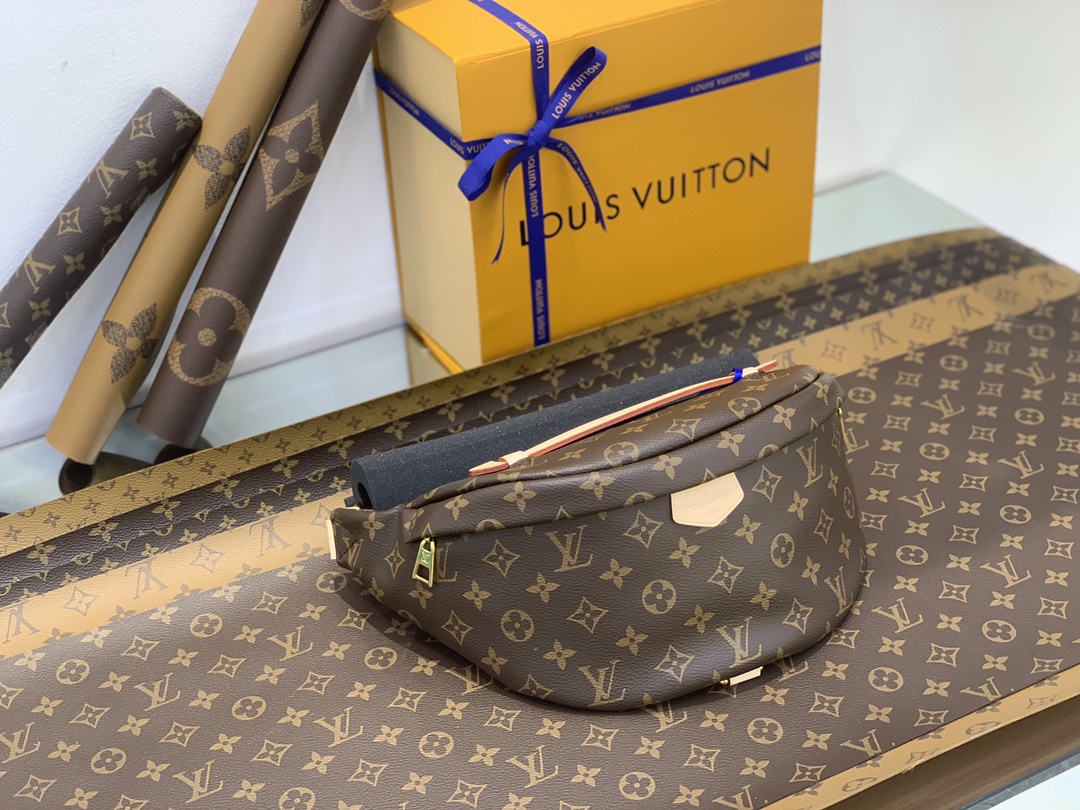 NO:176546,Bumbag waist bag Model M43644 37.014.013.0 Material super steel   Italian 5A fabric (the body steel parts are forged forging, with many high-strength stamping, high toughness and fineness. The gold-plated surface is not easy to fade and get worn. The non-alloy parts are rough, with low density and easy to lose) Bumbag old-fashioned waist bags became popular all over the world as soon as they were launched. The exquisite steel hardware, the original color-changing leather is the classlc that is never tired of, and the details are even more impeccable. The double zipper opening and closing main compartment design is adjustable shoulder straps, and a close-fitting zipper dark layer on the back of the bag!  You are the trendy style on your back, manolo blahnik, christian louboutin, gold plating19860909Bumbag 腰包 型号M43644 37.014.013.0 材质超级钢＋意大利5A面料 (包身钢件为锻造工艺,多次高强度冲压成型,韧性大且精细.镀金面不易掉色磨花 .非合金件粗糙,密度低易损易花) bumbag老花腰包一推出就火遍全球,精致的钢五金,原厂变色皮搭配就是百看不厌的classlc,细节更是无可挑剔,双拉链开合主隔层设计,可调节肩带,包身背面配有一个贴身拉链暗层！背上它你就是潮流的范,,manolo blahnik,christian louboutin,gold plating,Bag