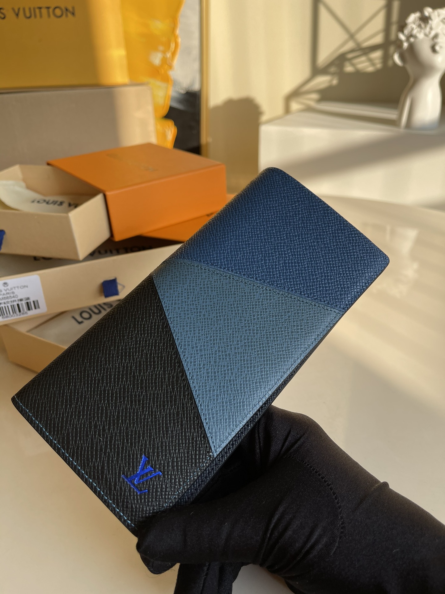 NO:396573,【M66540 cross pattern patchwork blue】Brazza wallet The new Brazza wallet uses inlay fine art to implicitly reveal the iconic V-shaped character with Taga leather. The slender configuration includes card slots and compartments, which can store cash, coins and documents, providing functional choices for daily travel. Size 10 x 19 x 2 cm a.,LV [original leather],louis vuitton19860909【M66540十字纹拼接蓝色】Brazza 钱夹 新款 Brazza 钱夹运用镶嵌细工,以 Taga 皮革含蓄展露标志性 V 字.纤长构型内设卡位和隔层,可收纳现金、硬币和文件,为日常出行提供功能之选.尺寸10 x 19 x 2 厘米 a.,LV【原厂皮】,louis vuitton,Bag