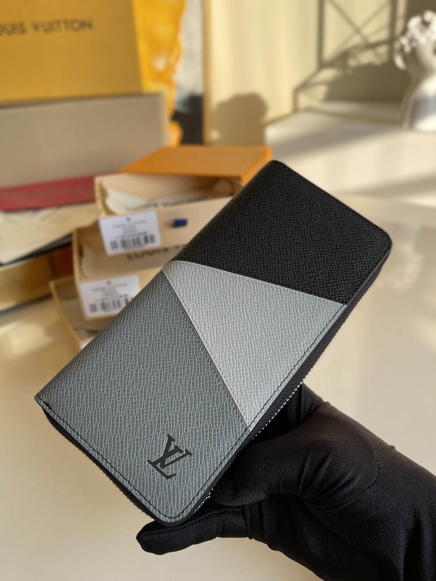 NO:396567,【Exclusive real photo of M63095 cross pattern black】ZIPPY VERTICAL wallet M63095 cross pattern This men's vertical zipper wallet is made of wear-resistant Damier Graphite canvas, with elegant temperament. Multiple practical pockets and compartments designs can easily accommodate cash, credit cards and change. 20x10cm a.300, LV [original leather], louis vuitton19860909【独家实拍M63095十字纹拼黑】ZIPPY VERTICAL 钱夹 M63095十字纹拼 这款男士竖款拉链钱夹以耐磨的Damier Graphite 帆布制成,气质优雅.多个实用的口袋和隔层设计可轻松容纳现金、信用卡和零钱.20x10cm a.300,LV【原厂皮】,louis vuitton,Bag