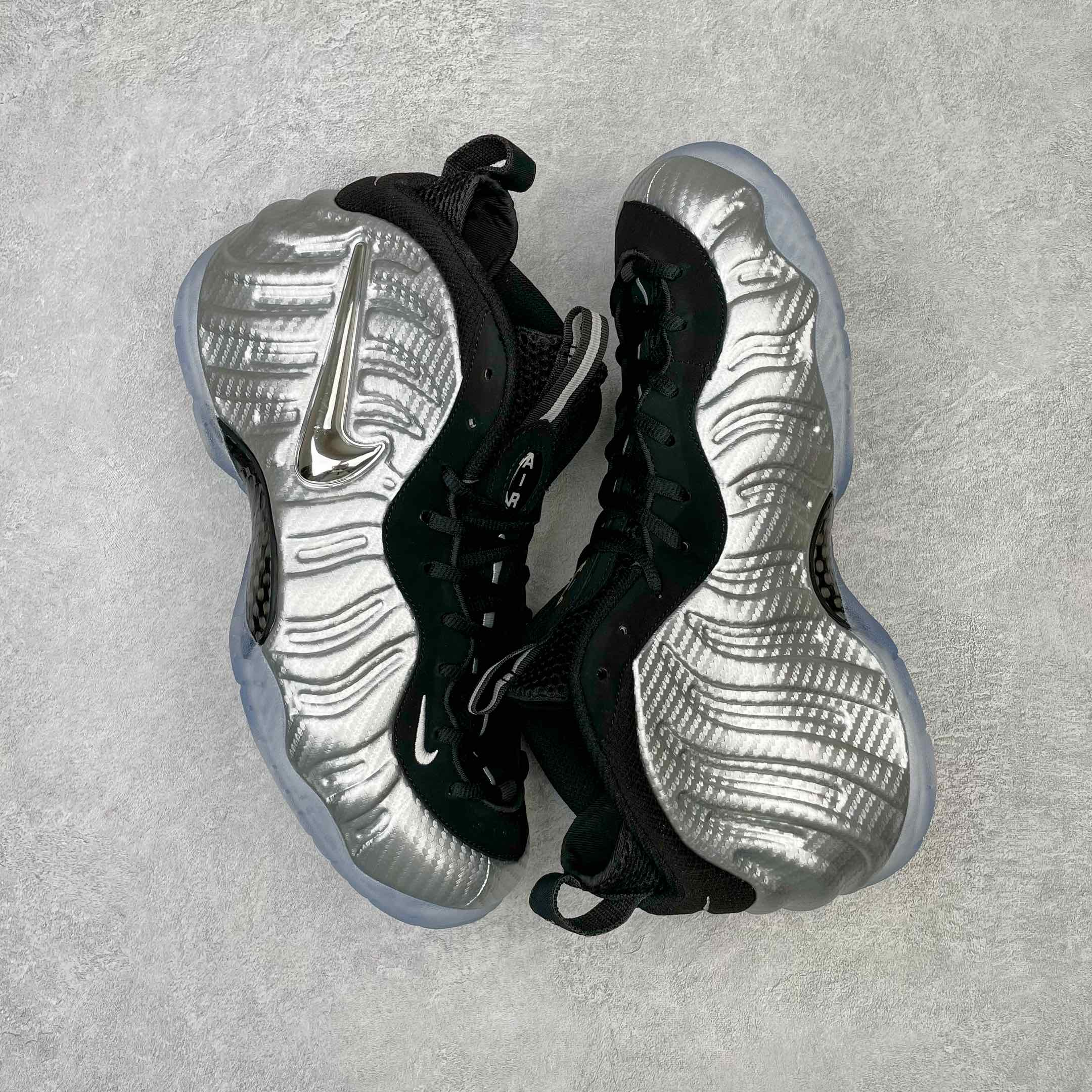 图片[3]-💰440 NK Air Foamposite One 银霞泡 莞产原底面 公司渠道同模具 鞋型发泡360度无死角 双层Zoom气垫植入 中底完美注胶 搭载原厂碳纤维材质 诞生于1997年的NK Air Foamposite系列可以说是整个球鞋历史上最为经典的系列之一 也就是我们常说的“喷”和“泡” 其中“喷”由Foamposite One代言人Penny的英文音译而来 而“泡”则来源于另一款鞋型 Foamposite Pro中\”pro\”的音译 在诞生初期 由于高昂的造价以及超前的外形 Foamposite系列的反对者不在少数 甚至有人认为这款鞋会毁掉整个球鞋行业 但事实证明这双灵感来自于甲虫 自带“黑科技”鞋面以及双层Zoom+大块碳板的太空球鞋不仅受到了大众的接受与追捧 并且成功的影响了篮球鞋的发展 SIZE：38.5 39 40 40.5 41 42 42.5 43 44 44.5 45 46 编码：by5936010-运动鞋