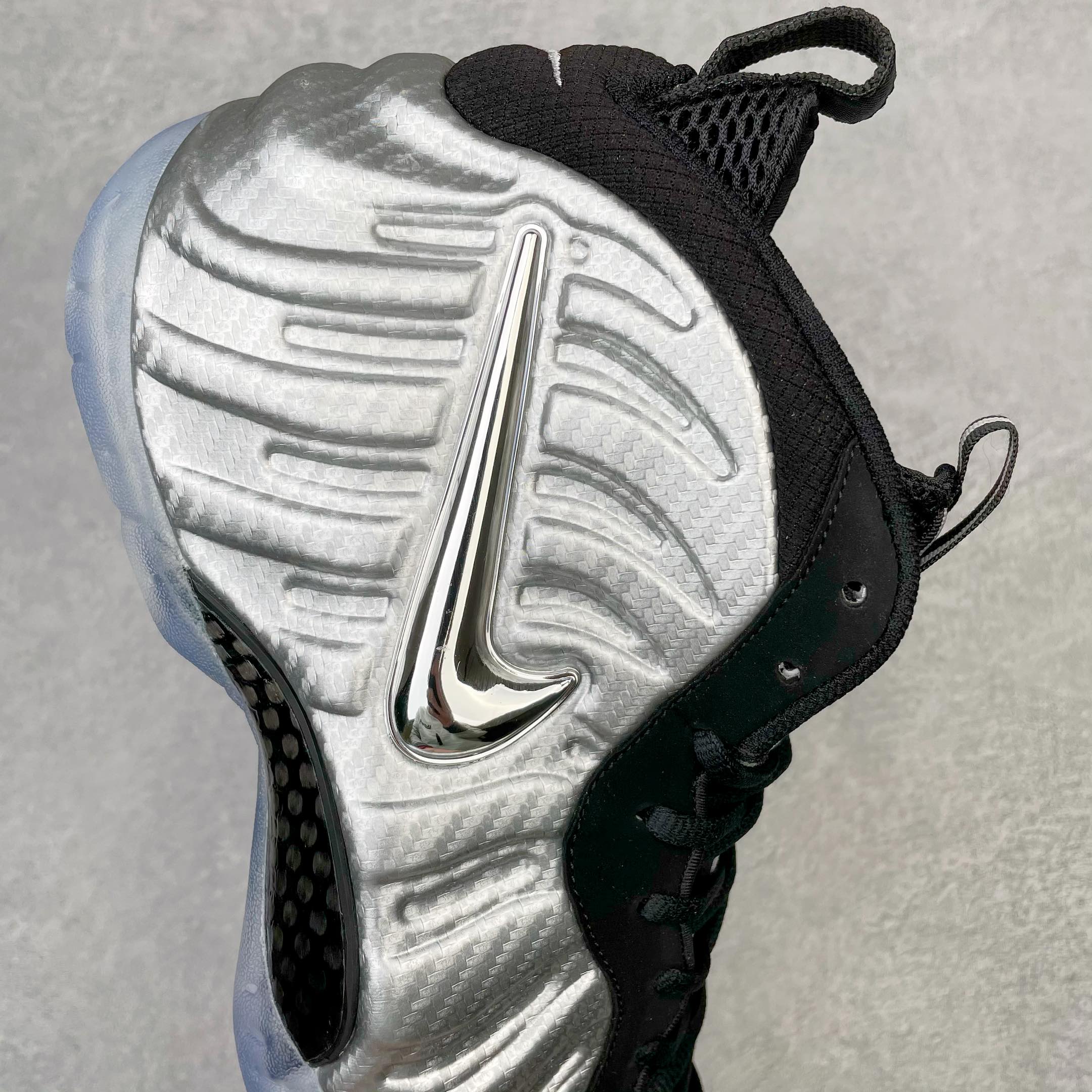 图片[6]-💰440 NK Air Foamposite One 银霞泡 莞产原底面 公司渠道同模具 鞋型发泡360度无死角 双层Zoom气垫植入 中底完美注胶 搭载原厂碳纤维材质 诞生于1997年的NK Air Foamposite系列可以说是整个球鞋历史上最为经典的系列之一 也就是我们常说的“喷”和“泡” 其中“喷”由Foamposite One代言人Penny的英文音译而来 而“泡”则来源于另一款鞋型 Foamposite Pro中\”pro\”的音译 在诞生初期 由于高昂的造价以及超前的外形 Foamposite系列的反对者不在少数 甚至有人认为这款鞋会毁掉整个球鞋行业 但事实证明这双灵感来自于甲虫 自带“黑科技”鞋面以及双层Zoom+大块碳板的太空球鞋不仅受到了大众的接受与追捧 并且成功的影响了篮球鞋的发展 SIZE：38.5 39 40 40.5 41 42 42.5 43 44 44.5 45 46 编码：by5936010-运动鞋