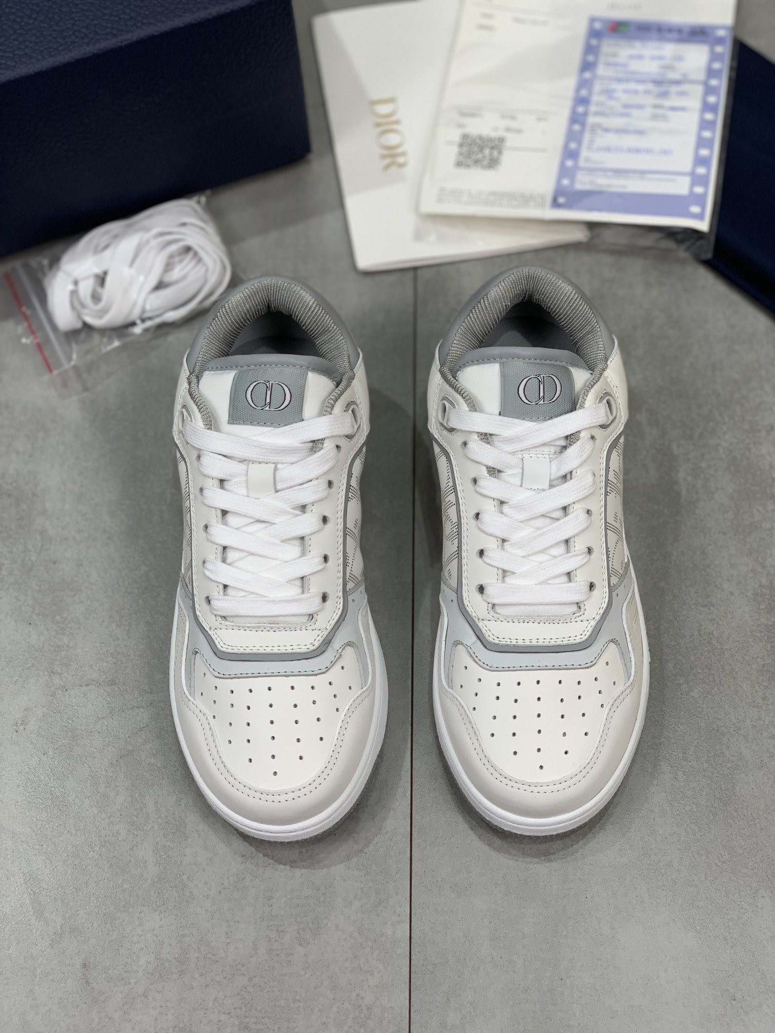 💰💰210💰💰女鞋 女装 女鞋 女装  女鞋工厂         迪奥（Dior）B27系列最新火爆情侣款休闲运动鞋。耗时三个多月终于完美复刻，我们把每一个细节做得和正品一模一样。出货果断自留款式，喜欢运动的美女和帅哥们怎能不自留，多重工艺，本季全新推出的这款低帮运动鞋是该系列的旗舰款式之一。迪奥B27运动鞋,原版7770💰💰女鞋 女装 女鞋 女装  女鞋工厂     购入 早春新款老花运动板鞋 各大明星网红追捧的一款 上脚效果非常nice 由意大利工匠打造的B27运动板鞋 层次分明以别一格的立体效果，展现摩登优雅格调,媲美Dior x AJ1，经典老花刺绣元素 目前全网断货 专柜原版1:1套楦 完美鞋型。内部弹力细节塑造理想的舒适穿着体验，可与各式休闲造型搭配。彰显时尚现代的运动风范。意大利原版进口原版丝绸牛皮拼接刺绣字母内里和垫脚原版进口透气双层网纱，原版定制T💰💰U双色大底。我们都是按原版套绑工艺，一码一个楦头，码数精准。表面看似简单没有技术含量，实则相当考验落底老师傅的技术操作。市场顶级品质欢迎对比，无条件任何细节💰💰K 有图有真相，当今网红国外明星们纷纷上脚！春夏秋冬穿搭全面担当。CD元素打造前卫大胆造型。原版开模T💰💰U大底无论市面有多少版本，当你拿到它的那一刻都会充满惊喜！完美的正品级版本，随意进出专柜。
面料：意大利进口原版丝绸牛皮拼接刺绣字母
内里：进口原版透气双层网纱
垫脚：进口原版乳胶网纱
大底：原版T💰💰U双色底
码数：35-45（男38.46定做，不退不换）