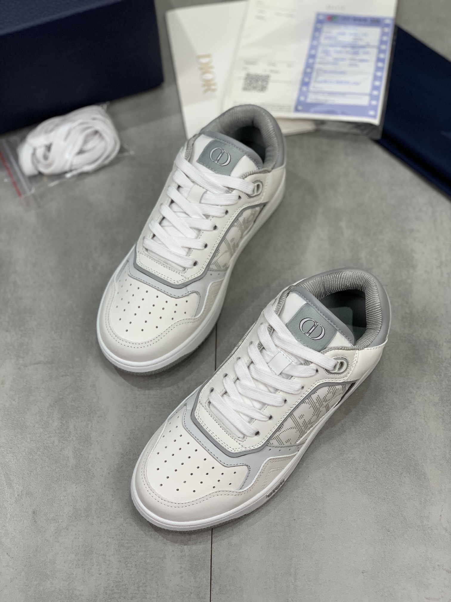 💰💰210💰💰女鞋 女装 女鞋 女装  女鞋工厂         迪奥（Dior）B27系列最新火爆情侣款休闲运动鞋。耗时三个多月终于完美复刻，我们把每一个细节做得和正品一模一样。出货果断自留款式，喜欢运动的美女和帅哥们怎能不自留，多重工艺，本季全新推出的这款低帮运动鞋是该系列的旗舰款式之一。迪奥B27运动鞋,原版7770💰💰女鞋 女装 女鞋 女装  女鞋工厂     购入 早春新款老花运动板鞋 各大明星网红追捧的一款 上脚效果非常nice 由意大利工匠打造的B27运动板鞋 层次分明以别一格的立体效果，展现摩登优雅格调,媲美Dior x AJ1，经典老花刺绣元素 目前全网断货 专柜原版1:1套楦 完美鞋型。内部弹力细节塑造理想的舒适穿着体验，可与各式休闲造型搭配。彰显时尚现代的运动风范。意大利原版进口原版丝绸牛皮拼接刺绣字母内里和垫脚原版进口透气双层网纱，原版定制T💰💰U双色大底。我们都是按原版套绑工艺，一码一个楦头，码数精准。表面看似简单没有技术含量，实则相当考验落底老师傅的技术操作。市场顶级品质欢迎对比，无条件任何细节💰💰K 有图有真相，当今网红国外明星们纷纷上脚！春夏秋冬穿搭全面担当。CD元素打造前卫大胆造型。原版开模T💰💰U大底无论市面有多少版本，当你拿到它的那一刻都会充满惊喜！完美的正品级版本，随意进出专柜。
面料：意大利进口原版丝绸牛皮拼接刺绣字母
内里：进口原版透气双层网纱
垫脚：进口原版乳胶网纱
大底：原版T💰💰U双色底
码数：35-45（男38.46定做，不退不换）