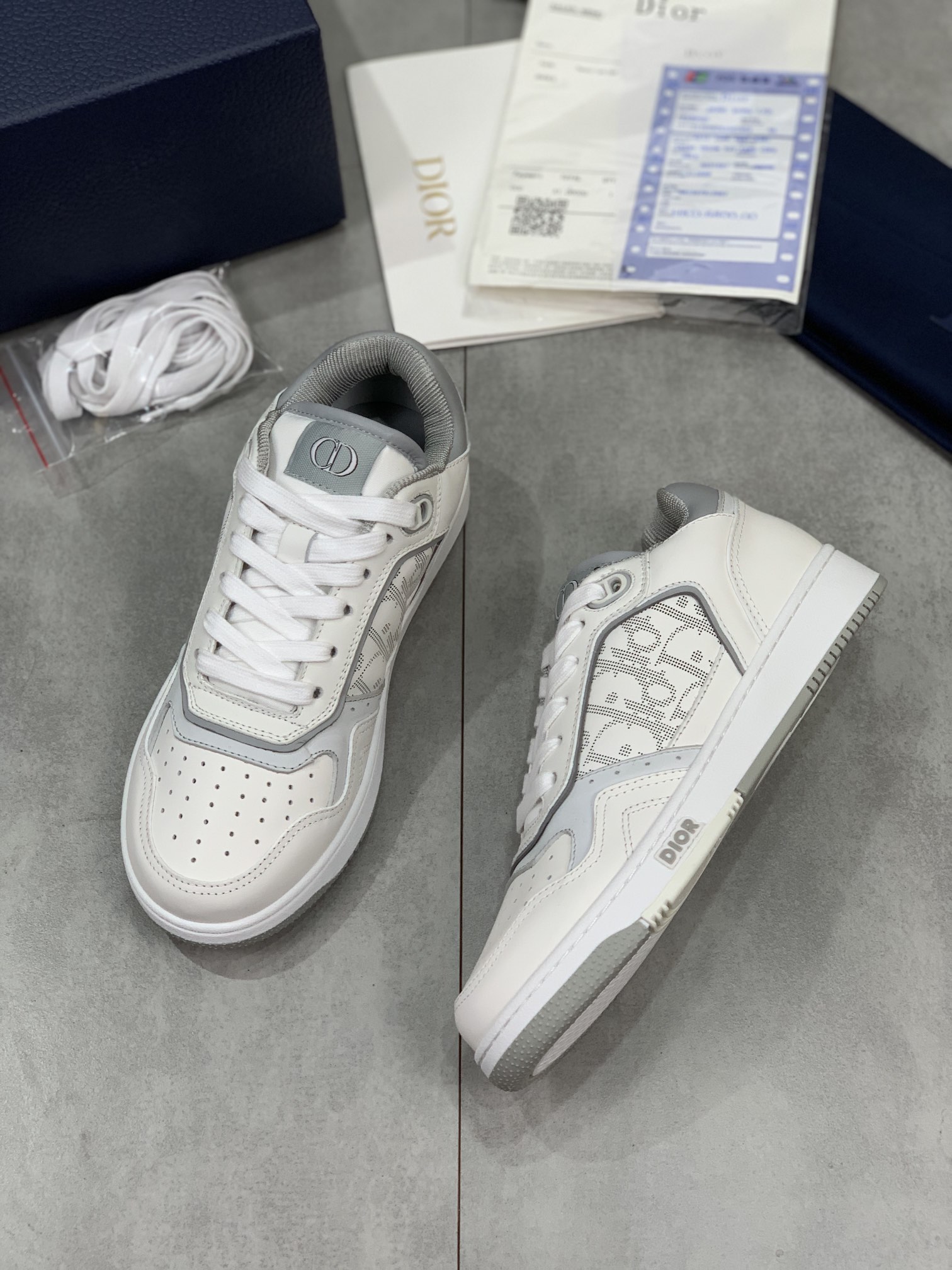 💰💰210💰💰女鞋 女装 女鞋 女装  女鞋工厂         迪奥（Dior）B27系列最新火爆情侣款休闲运动鞋。耗时三个多月终于完美复刻，我们把每一个细节做得和正品一模一样。出货果断自留款式，喜欢运动的美女和帅哥们怎能不自留，多重工艺，本季全新推出的这款低帮运动鞋是该系列的旗舰款式之一。迪奥B27运动鞋,原版7770💰💰女鞋 女装 女鞋 女装  女鞋工厂     购入 早春新款老花运动板鞋 各大明星网红追捧的一款 上脚效果非常nice 由意大利工匠打造的B27运动板鞋 层次分明以别一格的立体效果，展现摩登优雅格调,媲美Dior x AJ1，经典老花刺绣元素 目前全网断货 专柜原版1:1套楦 完美鞋型。内部弹力细节塑造理想的舒适穿着体验，可与各式休闲造型搭配。彰显时尚现代的运动风范。意大利原版进口原版丝绸牛皮拼接刺绣字母内里和垫脚原版进口透气双层网纱，原版定制T💰💰U双色大底。我们都是按原版套绑工艺，一码一个楦头，码数精准。表面看似简单没有技术含量，实则相当考验落底老师傅的技术操作。市场顶级品质欢迎对比，无条件任何细节💰💰K 有图有真相，当今网红国外明星们纷纷上脚！春夏秋冬穿搭全面担当。CD元素打造前卫大胆造型。原版开模T💰💰U大底无论市面有多少版本，当你拿到它的那一刻都会充满惊喜！完美的正品级版本，随意进出专柜。
面料：意大利进口原版丝绸牛皮拼接刺绣字母
内里：进口原版透气双层网纱
垫脚：进口原版乳胶网纱
大底：原版T💰💰U双色底
码数：35-45（男38.46定做，不退不换）