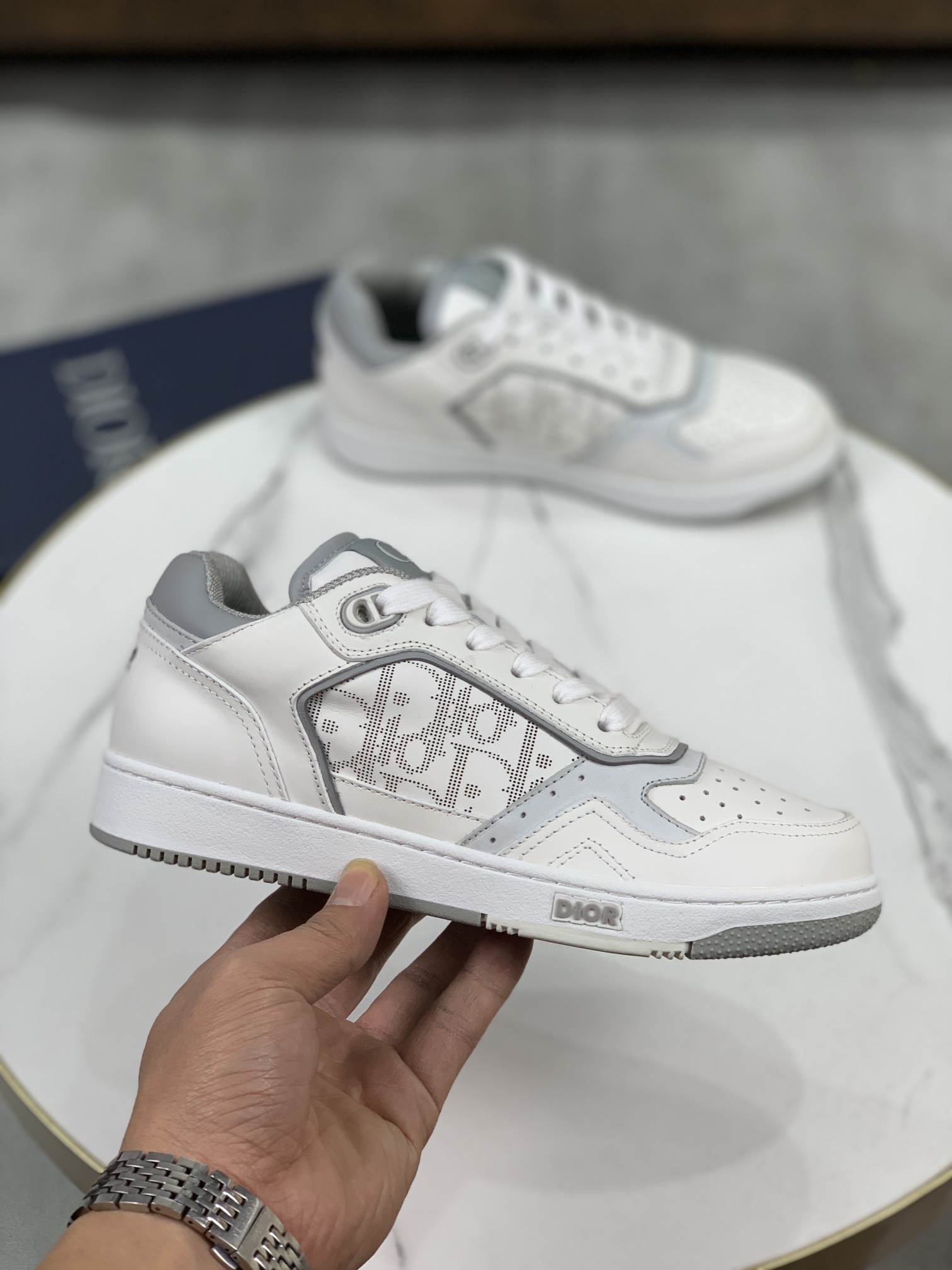 💰💰210💰💰女鞋 女装 女鞋 女装  女鞋工厂         迪奥（Dior）B27系列最新火爆情侣款休闲运动鞋。耗时三个多月终于完美复刻，我们把每一个细节做得和正品一模一样。出货果断自留款式，喜欢运动的美女和帅哥们怎能不自留，多重工艺，本季全新推出的这款低帮运动鞋是该系列的旗舰款式之一。迪奥B27运动鞋,原版7770💰💰女鞋 女装 女鞋 女装  女鞋工厂     购入 早春新款老花运动板鞋 各大明星网红追捧的一款 上脚效果非常nice 由意大利工匠打造的B27运动板鞋 层次分明以别一格的立体效果，展现摩登优雅格调,媲美Dior x AJ1，经典老花刺绣元素 目前全网断货 专柜原版1:1套楦 完美鞋型。内部弹力细节塑造理想的舒适穿着体验，可与各式休闲造型搭配。彰显时尚现代的运动风范。意大利原版进口原版丝绸牛皮拼接刺绣字母内里和垫脚原版进口透气双层网纱，原版定制T💰💰U双色大底。我们都是按原版套绑工艺，一码一个楦头，码数精准。表面看似简单没有技术含量，实则相当考验落底老师傅的技术操作。市场顶级品质欢迎对比，无条件任何细节💰💰K 有图有真相，当今网红国外明星们纷纷上脚！春夏秋冬穿搭全面担当。CD元素打造前卫大胆造型。原版开模T💰💰U大底无论市面有多少版本，当你拿到它的那一刻都会充满惊喜！完美的正品级版本，随意进出专柜。
面料：意大利进口原版丝绸牛皮拼接刺绣字母
内里：进口原版透气双层网纱
垫脚：进口原版乳胶网纱
大底：原版T💰💰U双色底
码数：35-45（男38.46定做，不退不换）