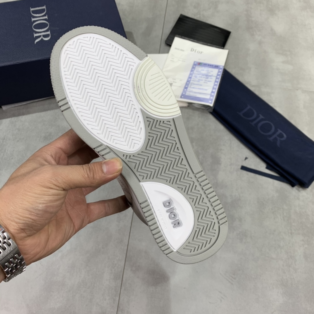 💰💰210💰💰女鞋 女装 女鞋 女装  女鞋工厂         迪奥（Dior）B27系列最新火爆情侣款休闲运动鞋。耗时三个多月终于完美复刻，我们把每一个细节做得和正品一模一样。出货果断自留款式，喜欢运动的美女和帅哥们怎能不自留，多重工艺，本季全新推出的这款低帮运动鞋是该系列的旗舰款式之一。迪奥B27运动鞋,原版7770💰💰女鞋 女装 女鞋 女装  女鞋工厂     购入 早春新款老花运动板鞋 各大明星网红追捧的一款 上脚效果非常nice 由意大利工匠打造的B27运动板鞋 层次分明以别一格的立体效果，展现摩登优雅格调,媲美Dior x AJ1，经典老花刺绣元素 目前全网断货 专柜原版1:1套楦 完美鞋型。内部弹力细节塑造理想的舒适穿着体验，可与各式休闲造型搭配。彰显时尚现代的运动风范。意大利原版进口原版丝绸牛皮拼接刺绣字母内里和垫脚原版进口透气双层网纱，原版定制T💰💰U双色大底。我们都是按原版套绑工艺，一码一个楦头，码数精准。表面看似简单没有技术含量，实则相当考验落底老师傅的技术操作。市场顶级品质欢迎对比，无条件任何细节💰💰K 有图有真相，当今网红国外明星们纷纷上脚！春夏秋冬穿搭全面担当。CD元素打造前卫大胆造型。原版开模T💰💰U大底无论市面有多少版本，当你拿到它的那一刻都会充满惊喜！完美的正品级版本，随意进出专柜。
面料：意大利进口原版丝绸牛皮拼接刺绣字母
内里：进口原版透气双层网纱
垫脚：进口原版乳胶网纱
大底：原版T💰💰U双色底
码数：35-45（男38.46定做，不退不换）