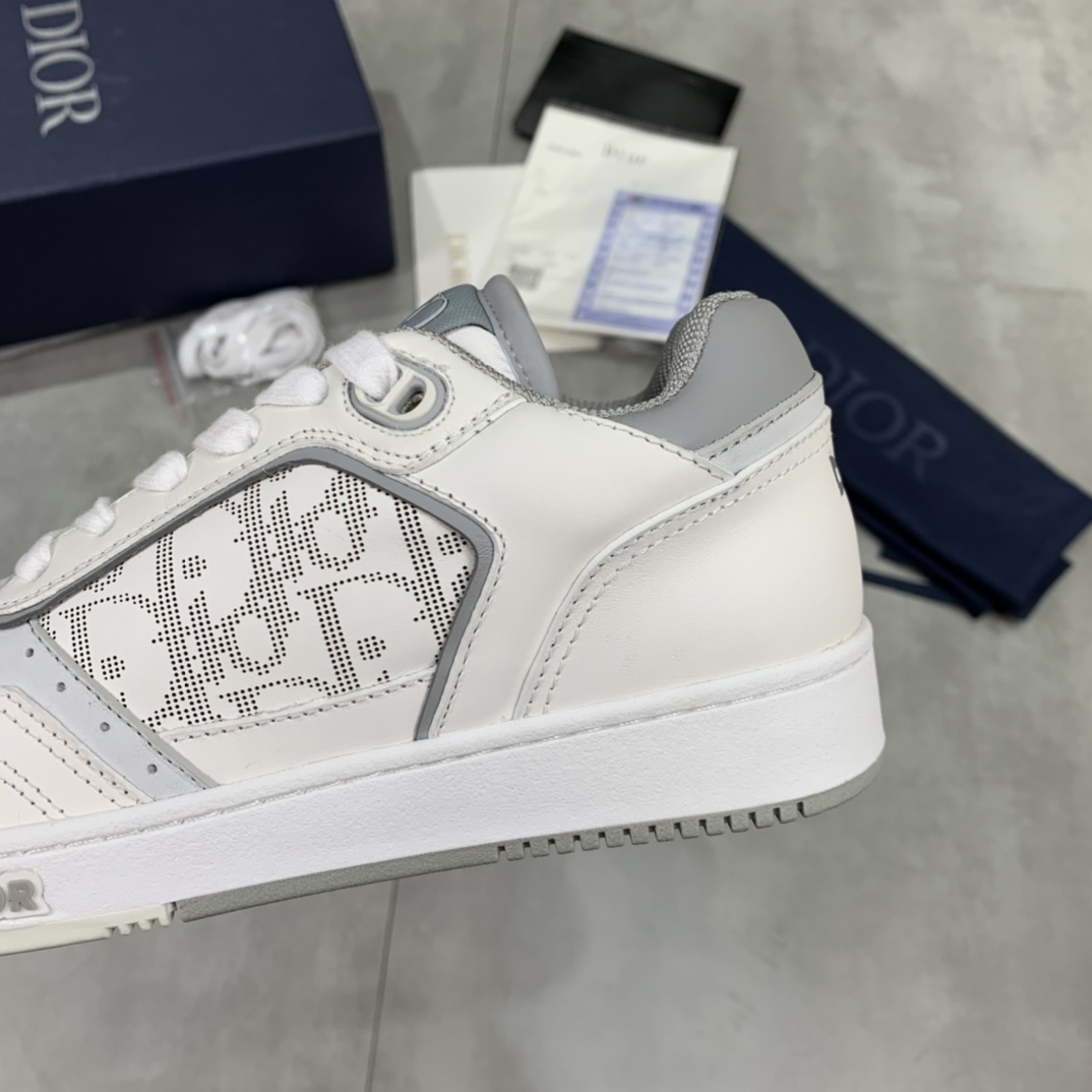 💰💰210💰💰女鞋 女装 女鞋 女装  女鞋工厂         迪奥（Dior）B27系列最新火爆情侣款休闲运动鞋。耗时三个多月终于完美复刻，我们把每一个细节做得和正品一模一样。出货果断自留款式，喜欢运动的美女和帅哥们怎能不自留，多重工艺，本季全新推出的这款低帮运动鞋是该系列的旗舰款式之一。迪奥B27运动鞋,原版7770💰💰女鞋 女装 女鞋 女装  女鞋工厂     购入 早春新款老花运动板鞋 各大明星网红追捧的一款 上脚效果非常nice 由意大利工匠打造的B27运动板鞋 层次分明以别一格的立体效果，展现摩登优雅格调,媲美Dior x AJ1，经典老花刺绣元素 目前全网断货 专柜原版1:1套楦 完美鞋型。内部弹力细节塑造理想的舒适穿着体验，可与各式休闲造型搭配。彰显时尚现代的运动风范。意大利原版进口原版丝绸牛皮拼接刺绣字母内里和垫脚原版进口透气双层网纱，原版定制T💰💰U双色大底。我们都是按原版套绑工艺，一码一个楦头，码数精准。表面看似简单没有技术含量，实则相当考验落底老师傅的技术操作。市场顶级品质欢迎对比，无条件任何细节💰💰K 有图有真相，当今网红国外明星们纷纷上脚！春夏秋冬穿搭全面担当。CD元素打造前卫大胆造型。原版开模T💰💰U大底无论市面有多少版本，当你拿到它的那一刻都会充满惊喜！完美的正品级版本，随意进出专柜。
面料：意大利进口原版丝绸牛皮拼接刺绣字母
内里：进口原版透气双层网纱
垫脚：进口原版乳胶网纱
大底：原版T💰💰U双色底
码数：35-45（男38.46定做，不退不换）