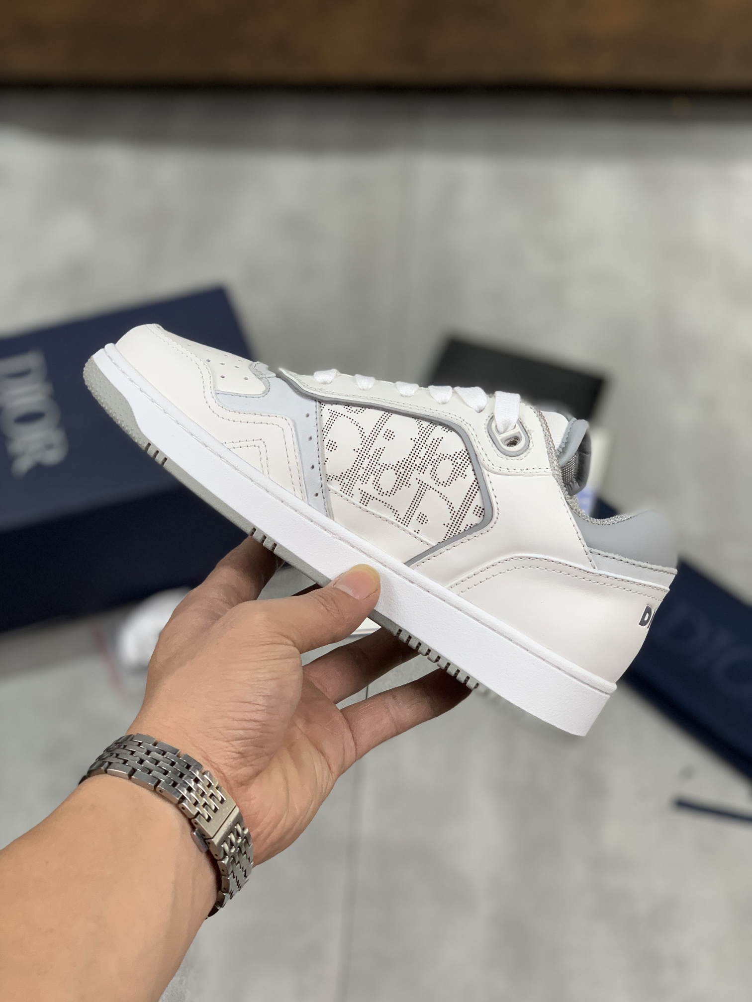 💰💰210💰💰女鞋 女装 女鞋 女装  女鞋工厂         迪奥（Dior）B27系列最新火爆情侣款休闲运动鞋。耗时三个多月终于完美复刻，我们把每一个细节做得和正品一模一样。出货果断自留款式，喜欢运动的美女和帅哥们怎能不自留，多重工艺，本季全新推出的这款低帮运动鞋是该系列的旗舰款式之一。迪奥B27运动鞋,原版7770💰💰女鞋 女装 女鞋 女装  女鞋工厂     购入 早春新款老花运动板鞋 各大明星网红追捧的一款 上脚效果非常nice 由意大利工匠打造的B27运动板鞋 层次分明以别一格的立体效果，展现摩登优雅格调,媲美Dior x AJ1，经典老花刺绣元素 目前全网断货 专柜原版1:1套楦 完美鞋型。内部弹力细节塑造理想的舒适穿着体验，可与各式休闲造型搭配。彰显时尚现代的运动风范。意大利原版进口原版丝绸牛皮拼接刺绣字母内里和垫脚原版进口透气双层网纱，原版定制T💰💰U双色大底。我们都是按原版套绑工艺，一码一个楦头，码数精准。表面看似简单没有技术含量，实则相当考验落底老师傅的技术操作。市场顶级品质欢迎对比，无条件任何细节💰💰K 有图有真相，当今网红国外明星们纷纷上脚！春夏秋冬穿搭全面担当。CD元素打造前卫大胆造型。原版开模T💰💰U大底无论市面有多少版本，当你拿到它的那一刻都会充满惊喜！完美的正品级版本，随意进出专柜。
面料：意大利进口原版丝绸牛皮拼接刺绣字母
内里：进口原版透气双层网纱
垫脚：进口原版乳胶网纱
大底：原版T💰💰U双色底
码数：35-45（男38.46定做，不退不换）