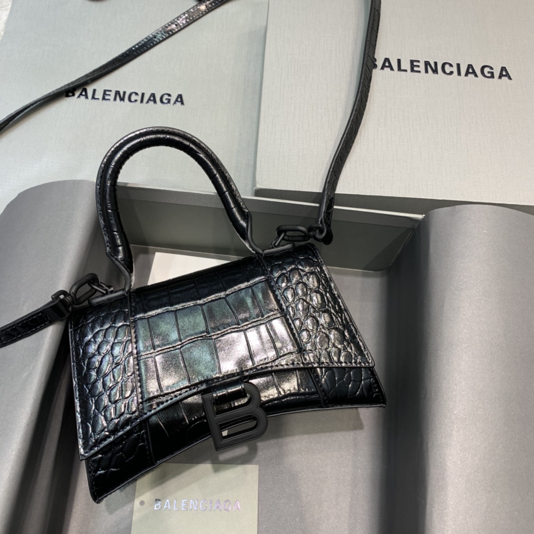 【mini号】原单Balencia巴黎家，本季重磅【鳄鱼黑配黑扣】沙漏包，独特的标志性弧线形状造型极具辨识度，一眼就让人眼前一亮呀超炫酷，外观呈现一轮半月状上坠一个金属B形拉环牛皮质感也非常感人非常有腔调，日用品还是精挑细选百搭又潮流，今年这款巴黎世家沙漏包一定会火的一塌糊涂，优雅精致又个性，一眼就让人眼前一亮，不想被人注意到都难啊，手拎斜挎都好看到爆。绝对是女神们的最爱，当然我也爱shi了！可盐可甜要的就是这效果。容量亲测：手机、零钱包、粉饼、口红、充电宝、钥匙、小包纸巾，统统可以轻松装入，支持验货。尺寸：--cm