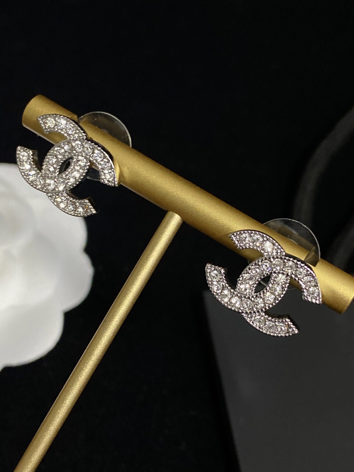 NO:574389,Xiaoxiangjia's classic double C full diamond small earrings are shipped. Two colors are available: light gold, silver, Chanel earrings, chanel, chanel19860909小香家经典款双c满钻小耳钉出货  两色可选浅金、 银色,香奈儿耳钉,chanel,chanel,Jewelry