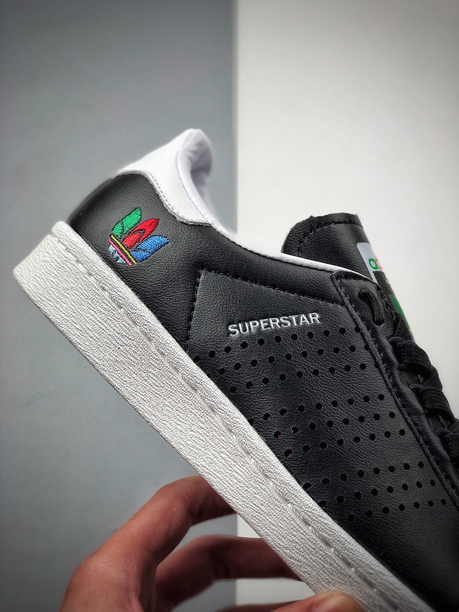 200  SUPERSTAR 贝壳头 经典运动鞋发现令人眼前一亮的细节别致鞋带环FW5387