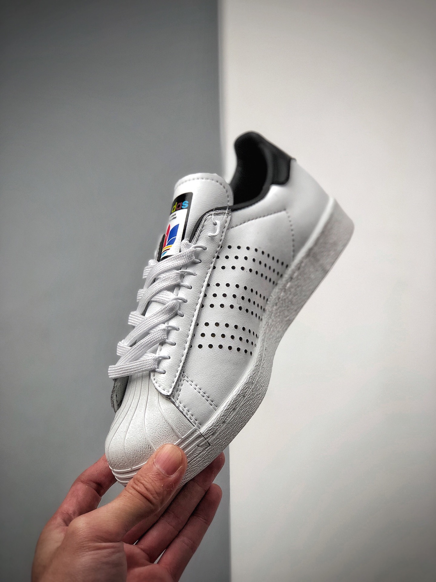 200  SUPERSTAR 贝壳头 经典运动鞋发现令人眼前一亮的细节别致鞋带环FW53878