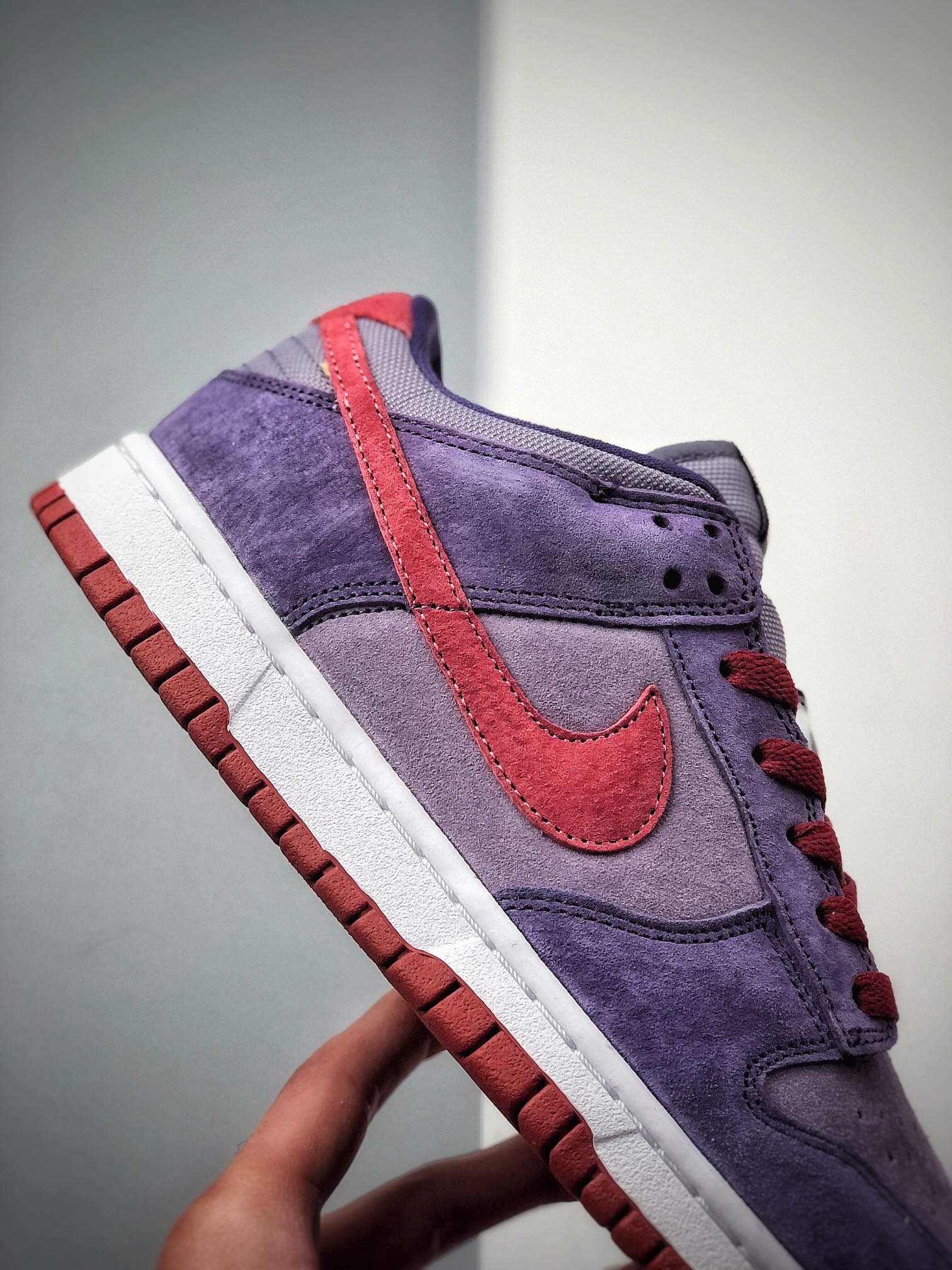 300  NK Dunk Low “Plum” 树莓紫运用了紫色和红色呈现 深浅紫的色麂皮交织 CU1726-500