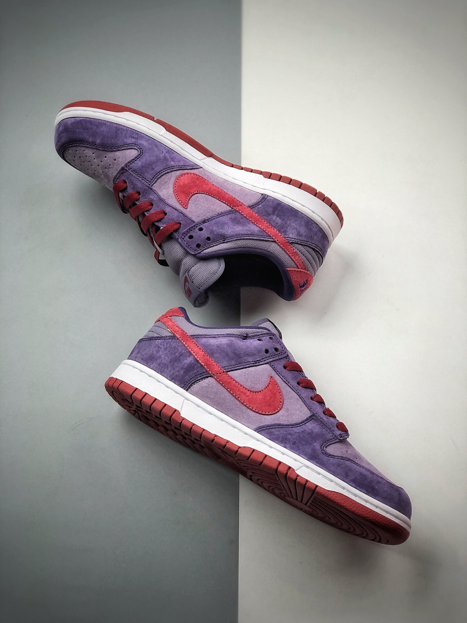 300  NK Dunk Low “Plum” 树莓紫运用了紫色和红色呈现 深浅紫的色麂皮交织 CU1726-500