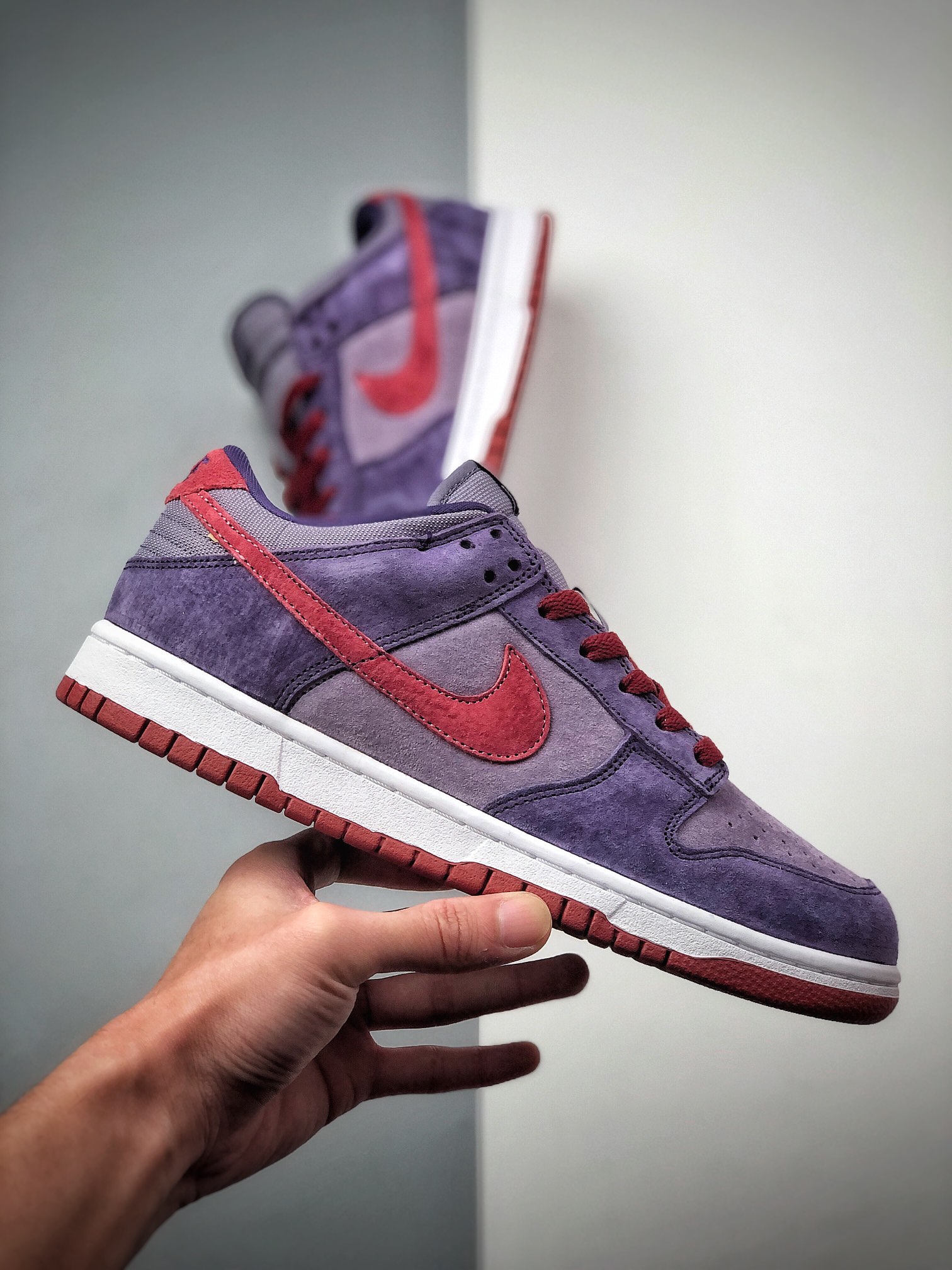 300  NK Dunk Low “Plum” 树莓紫运用了紫色和红色呈现 深浅紫的色麂皮交织 CU1726-500