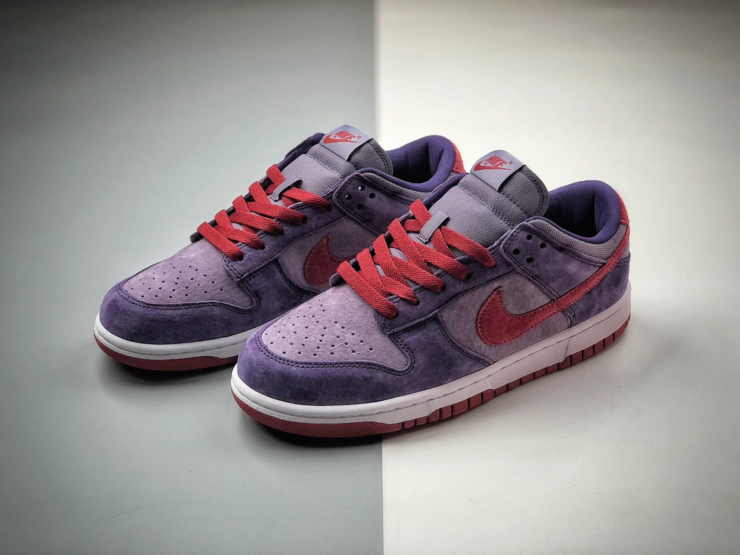 300  NK Dunk Low “Plum” 树莓紫运用了紫色和红色呈现 深浅紫的色麂皮交织 CU1726-500