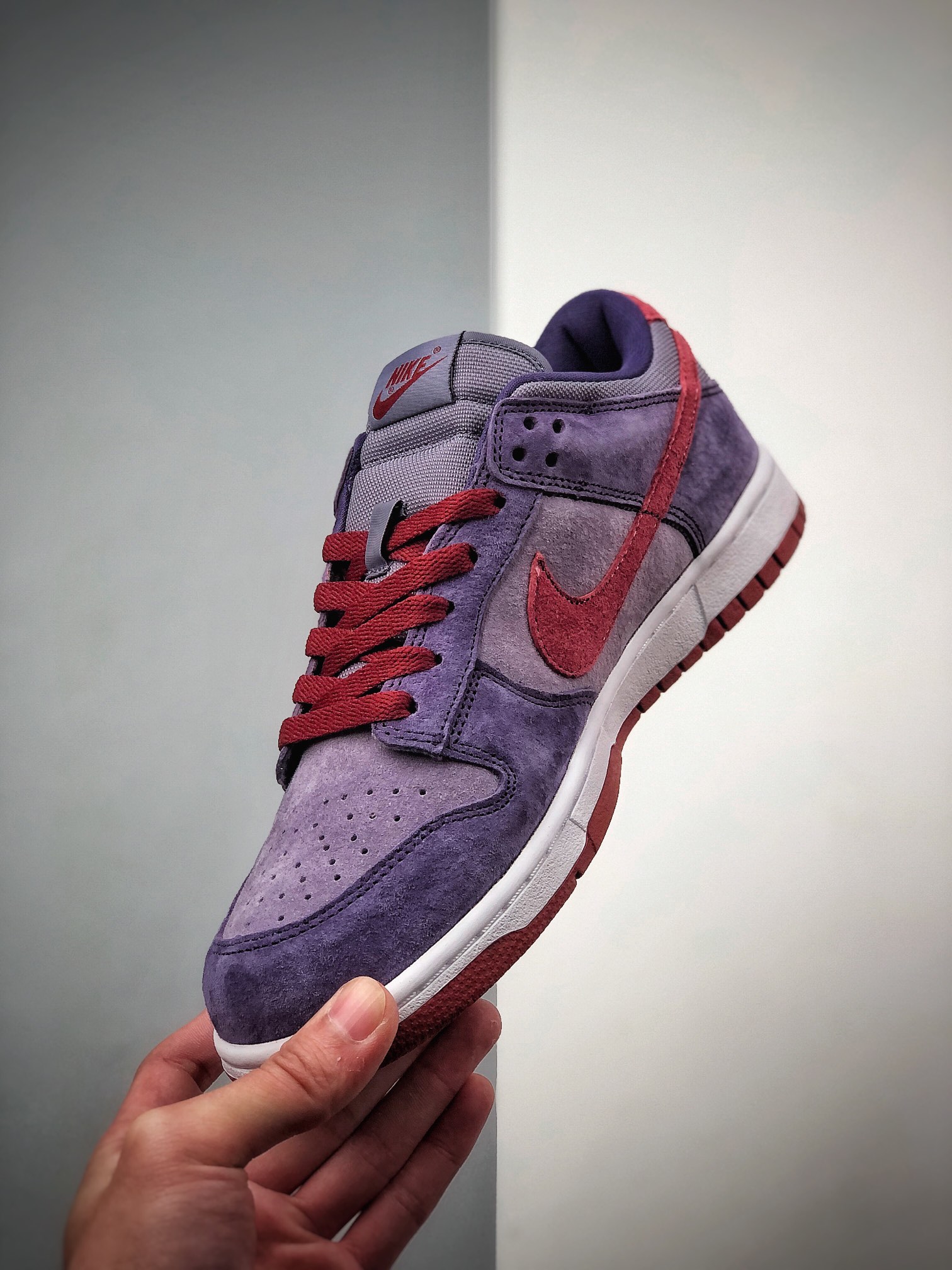 300  NK Dunk Low “Plum” 树莓紫运用了紫色和红色呈现 深浅紫的色麂皮交织 CU1726-500