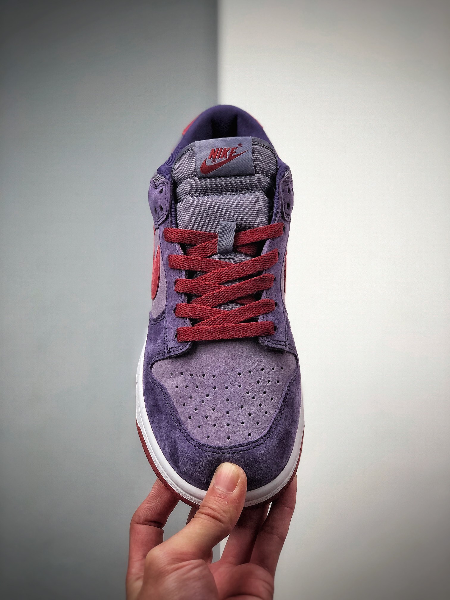 300  NK Dunk Low “Plum” 树莓紫运用了紫色和红色呈现 深浅紫的色麂皮交织 CU1726-500