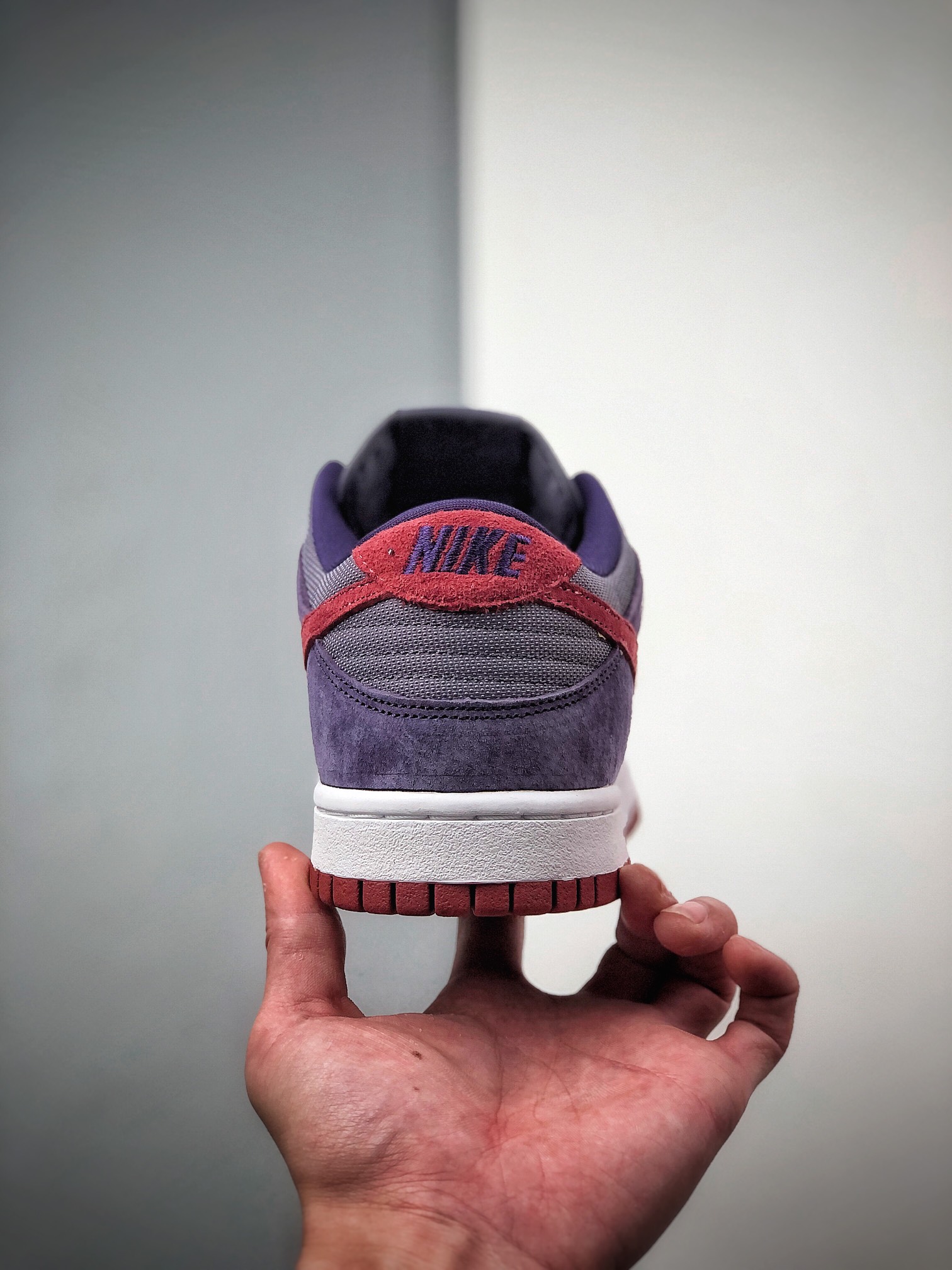 300  NK Dunk Low “Plum” 树莓紫运用了紫色和红色呈现 深浅紫的色麂皮交织 CU1726-500