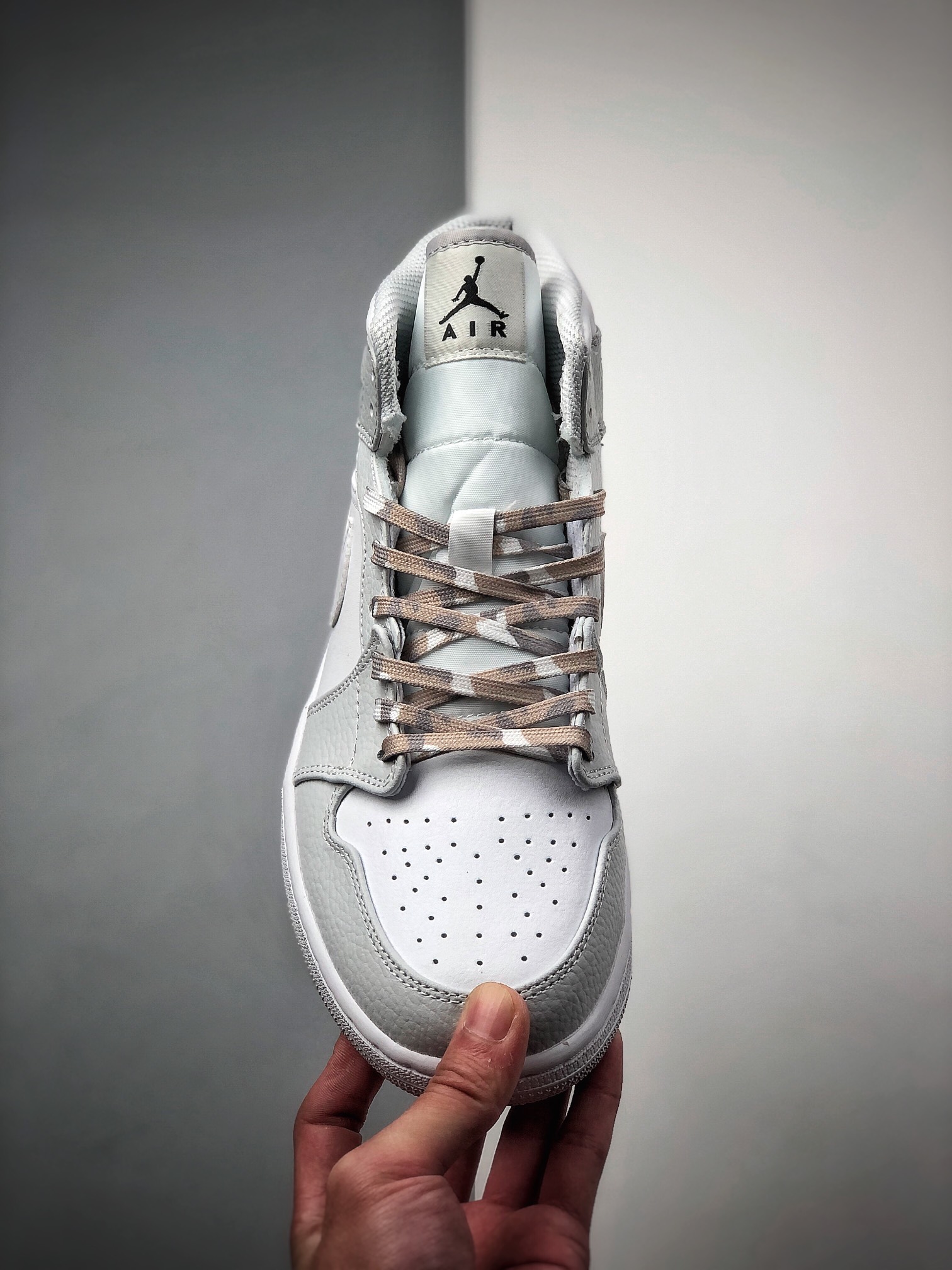 240  乔丹Air Jordan 1 Mid AJ1乔1中帮休闲板鞋 DC9035-100