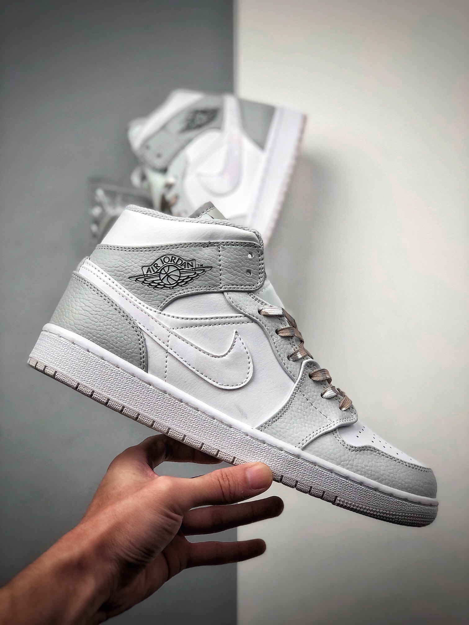 240  乔丹Air Jordan 1 Mid AJ1乔1中帮休闲板鞋 DC9035-100