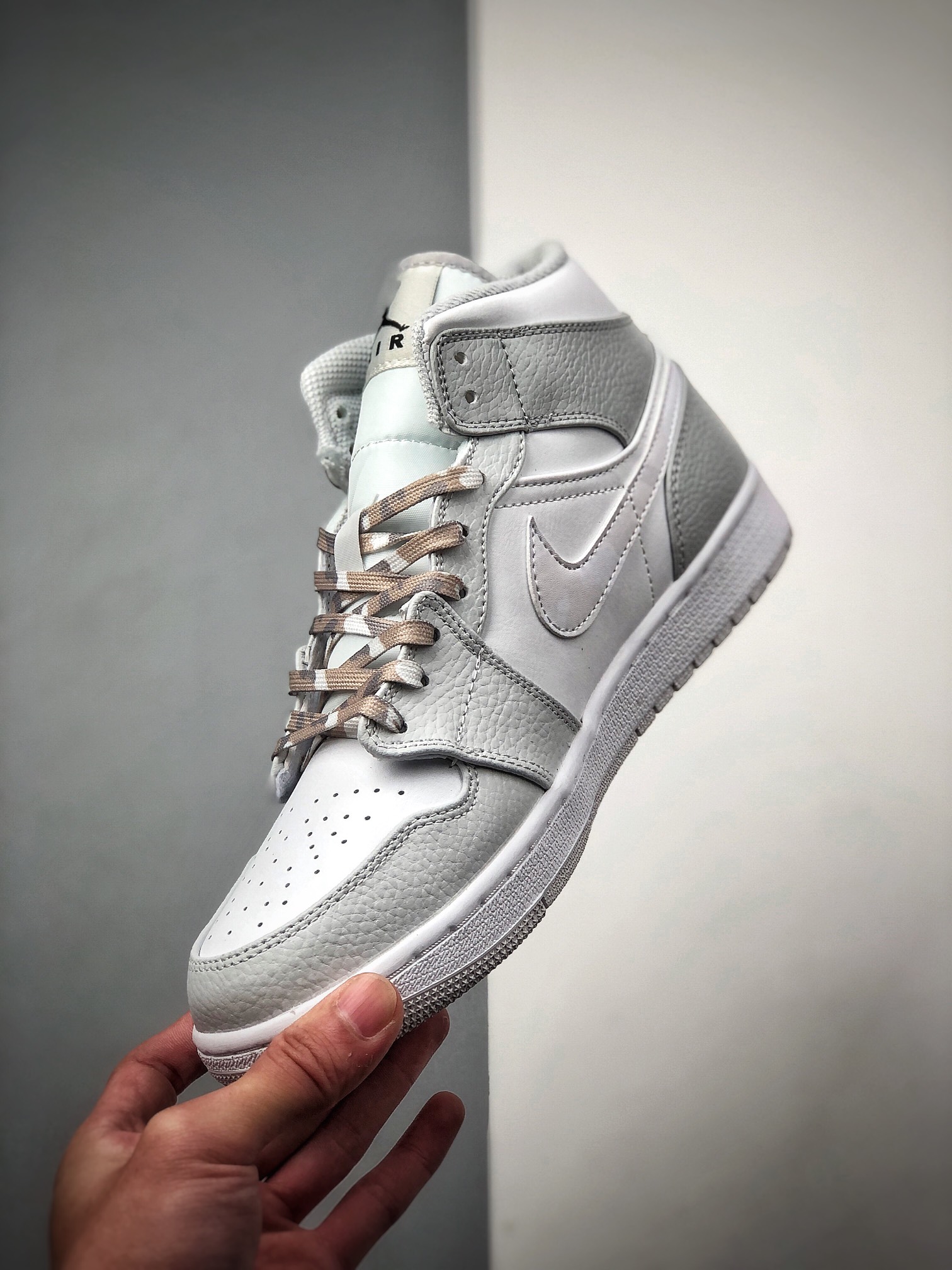 240  乔丹Air Jordan 1 Mid AJ1乔1中帮休闲板鞋 DC9035-100