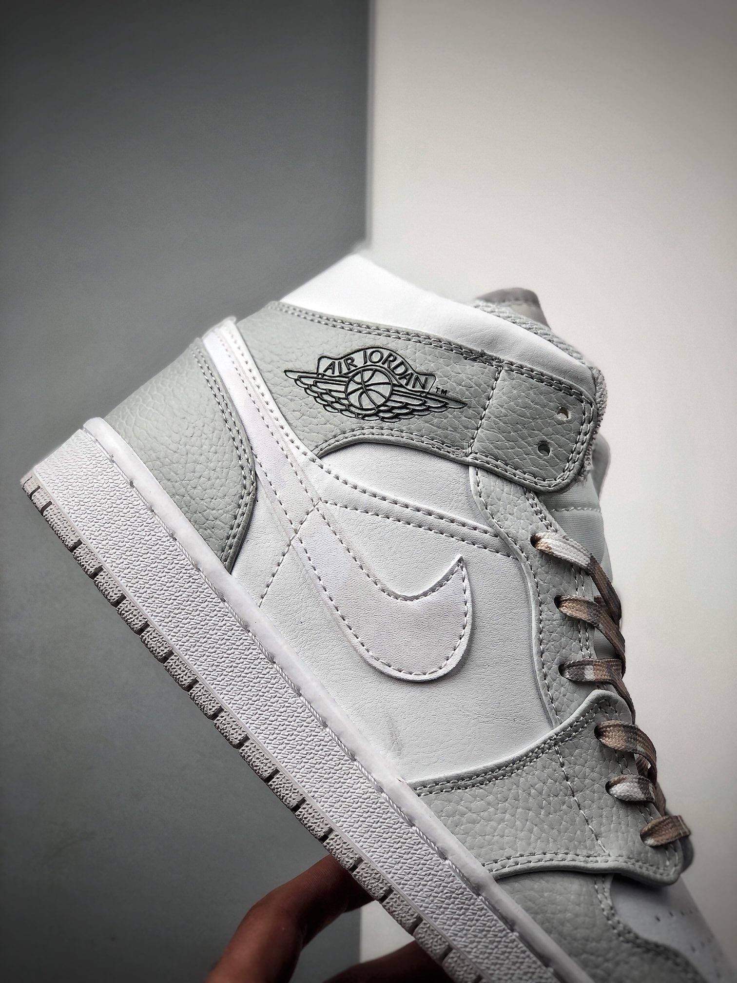 240  乔丹Air Jordan 1 Mid AJ1乔1中帮休闲板鞋 DC9035-100
