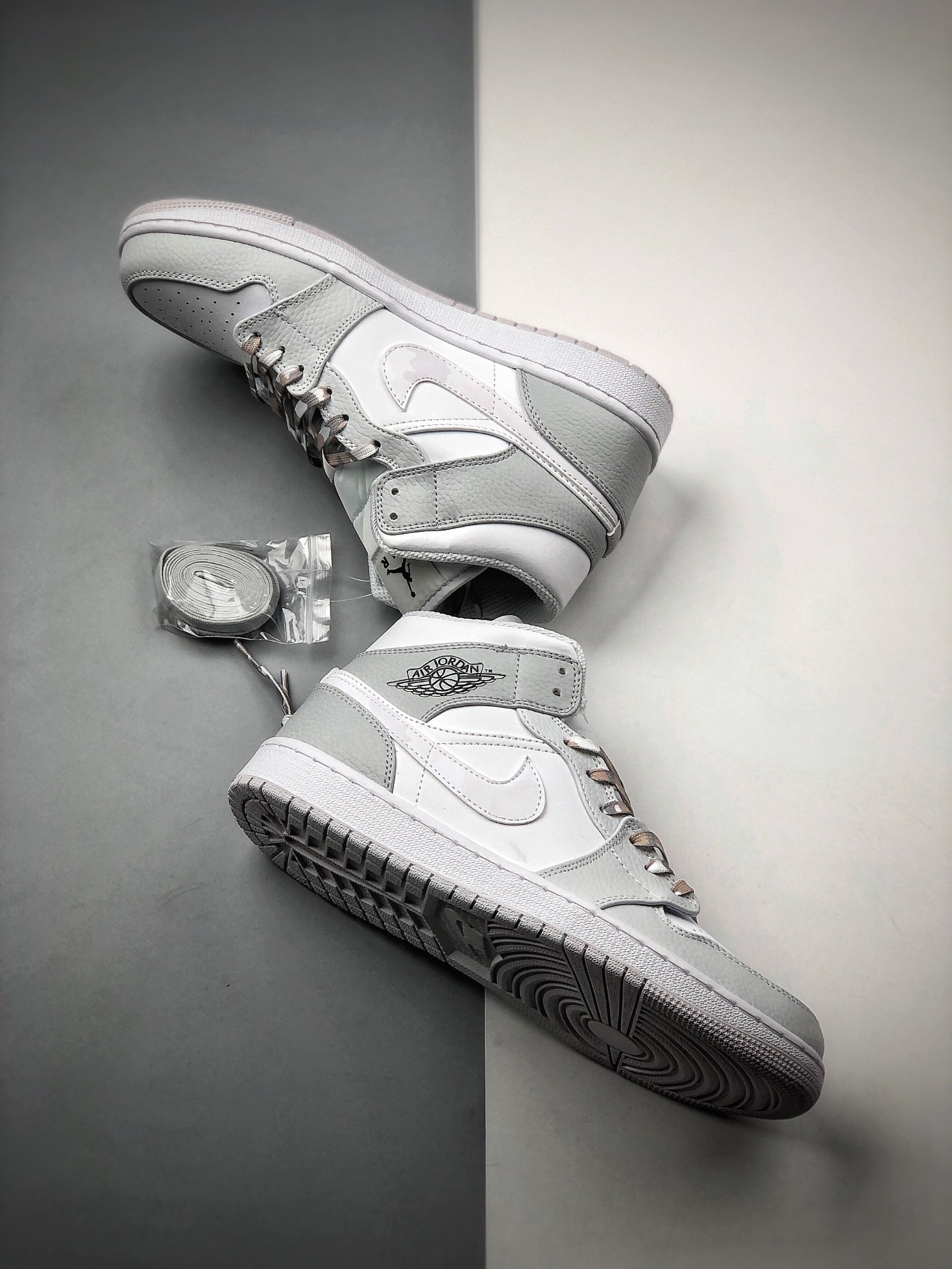 240  乔丹Air Jordan 1 Mid AJ1乔1中帮休闲板鞋 DC9035-100